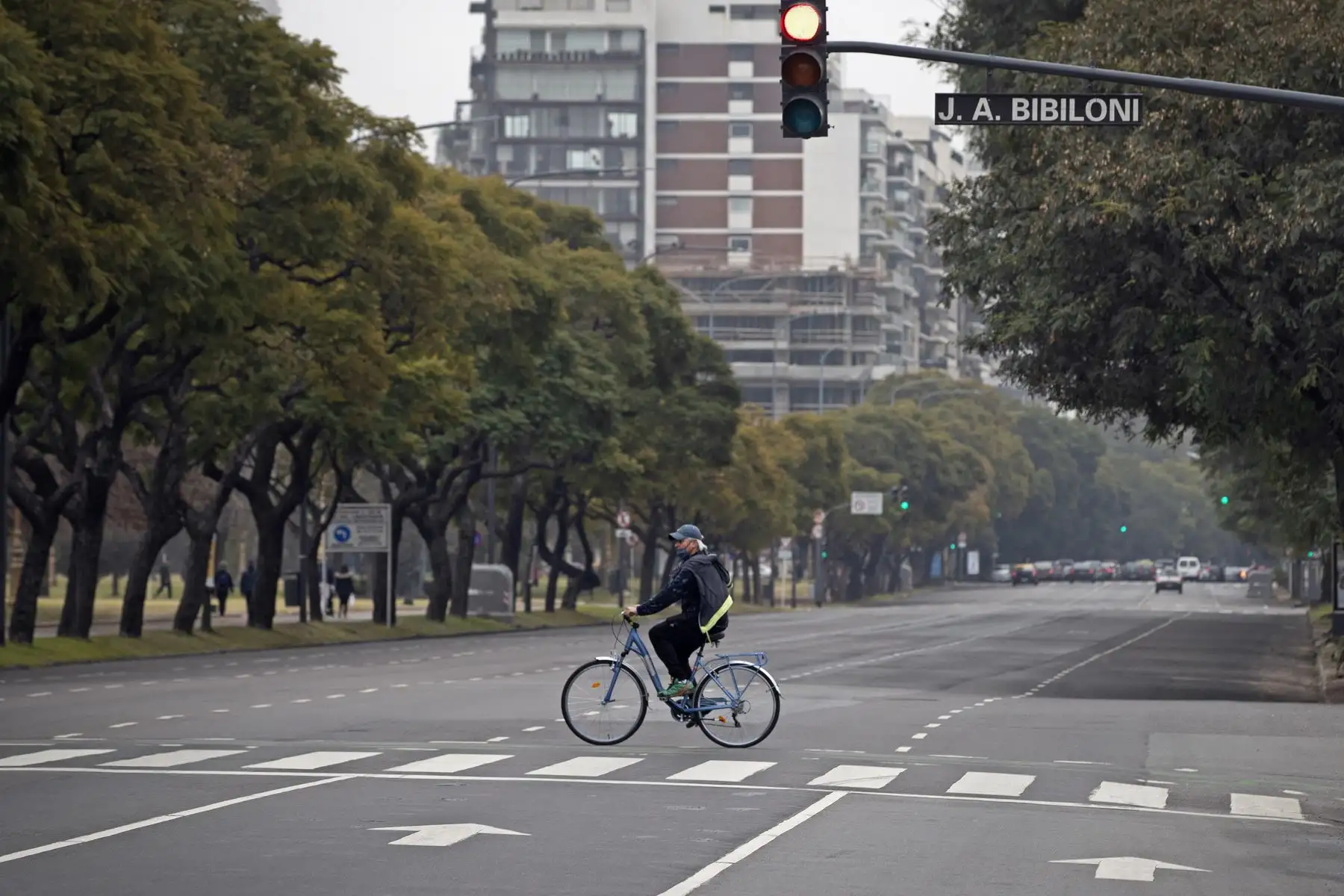 Un hombre cruza una avenida en bicicleta, en el centro de Buenos Aires, Argentina. Foto: AFP