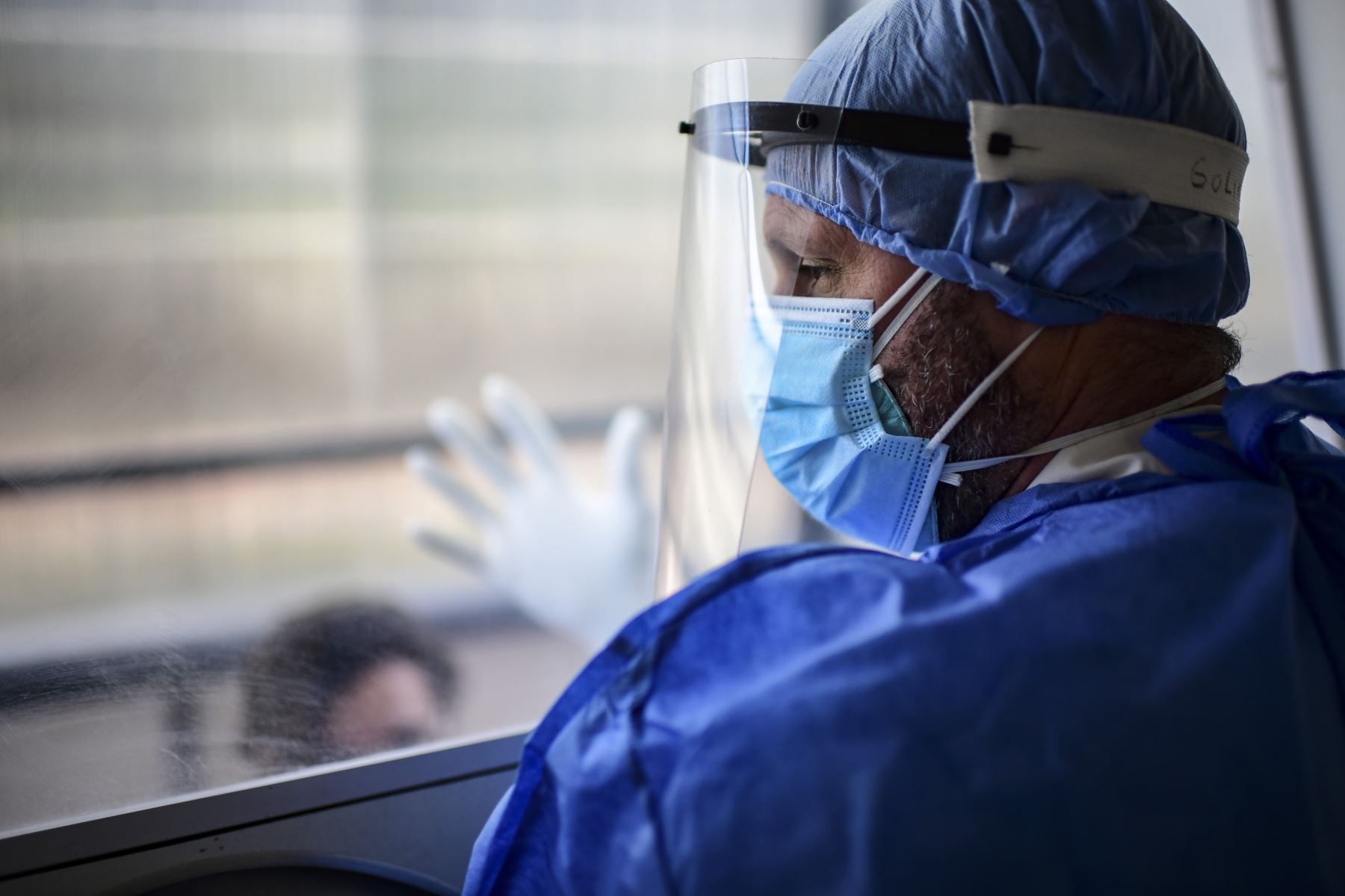 Un médico se prepara para tomar una muestra de hisopo a través de un sistema de protección en el Hospital Nacional Profesor Alejandro Posada, en el municipio de El Palomar, provincia de Buenos Aires. Foto: AFP