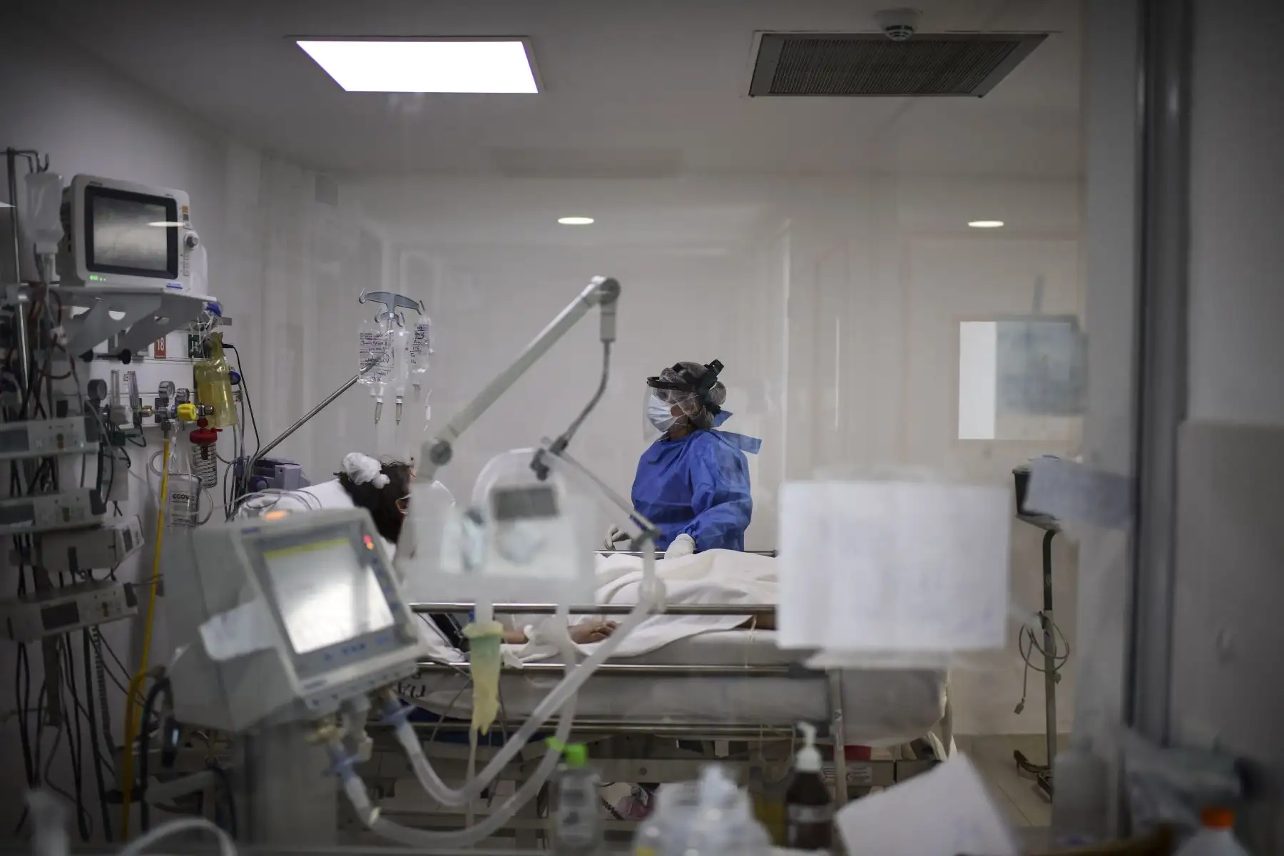 Un médico atiende a un paciente con la enfermedad del nuevo coronavirus, en el Hospital Nacional Profesor Alejandro Posadas, en el municipio de El Palomar, provincia de Buenos Aires. Foto: AFP