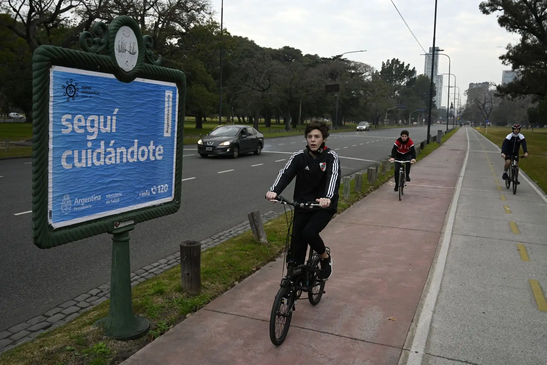 Un grupo de niños andan en bicicleta en el centro de la ciudad de Buenos Aires, Argentina. Foto: AFP