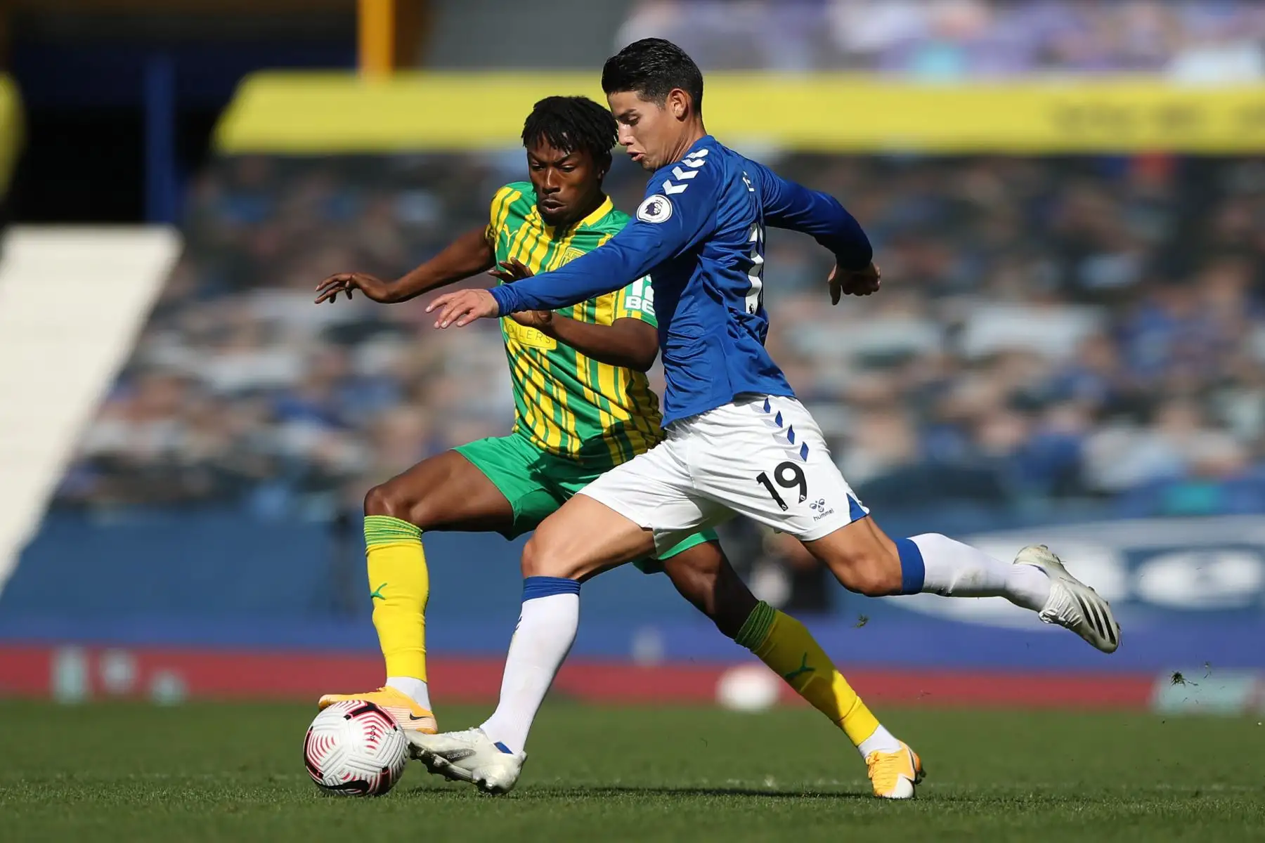 El mediocampista colombiano del Everton, James Rodríguez, corre con el balón durante el partido de fútbol de la Premier League inglesa entre Everton y West Bromwich Albion, en Goodison Par, Liverpool. Foto: AFP