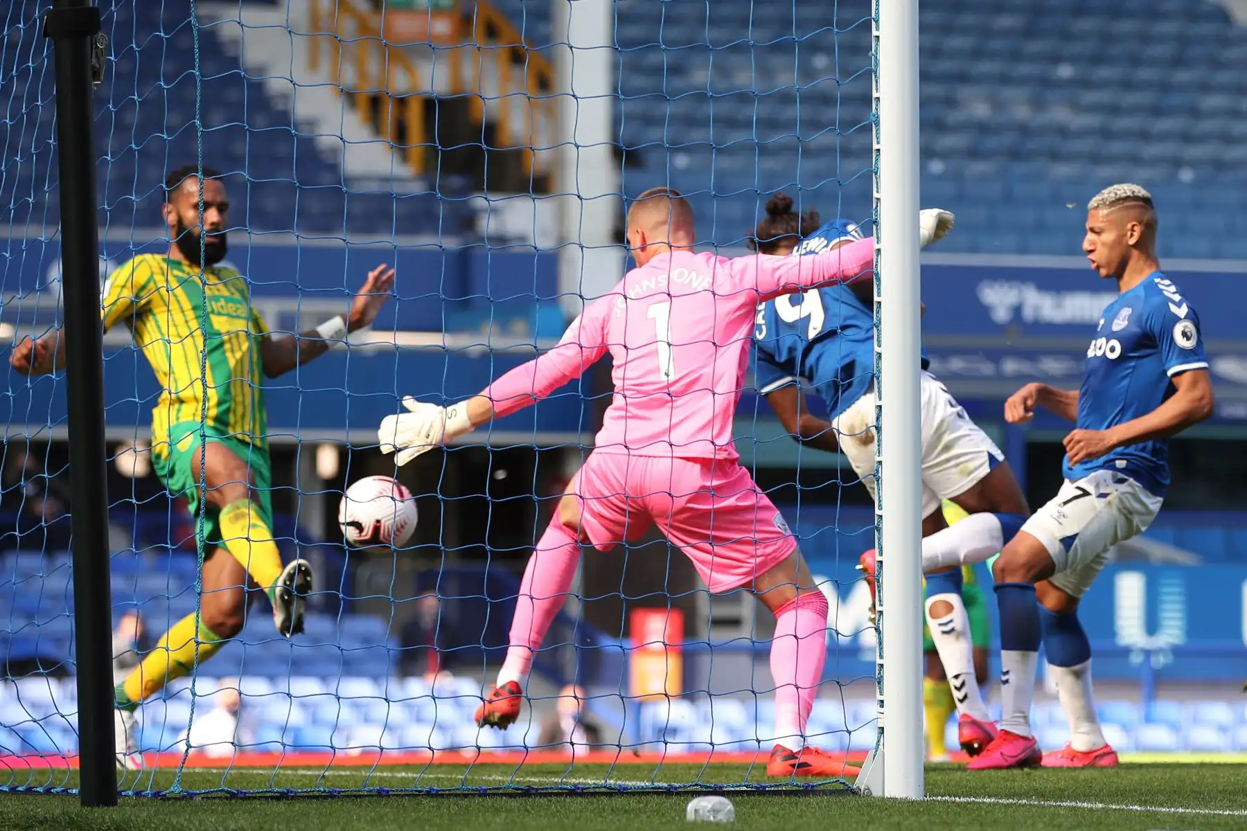 El delantero inglés del Everton, Dominic Calvert-Lewin, hace retroceder el balón para anotar durante el partido de fútbol de la Premier League inglesa entre Everton y West Bromwich Albion, en Goodison Park, Liverpool. Foto: AFP