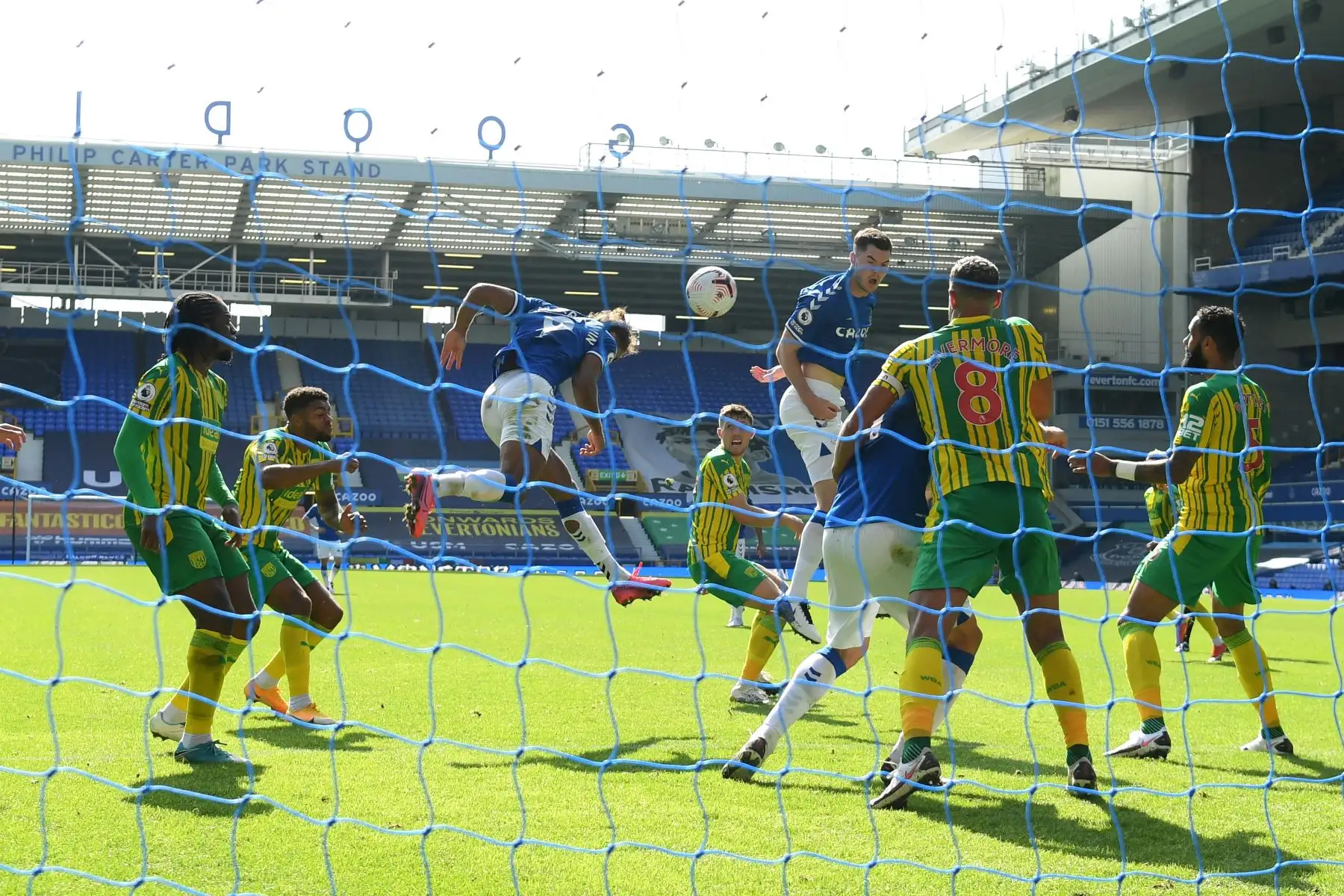 El delantero inglés del Everton, Dominic Calvert-Lewin, anota su quinto gol durante el partido de fútbol de la Premier League inglesa entre Everton y West Bromwich Albion, en Goodison Park, Liverpool. Foto: AFP