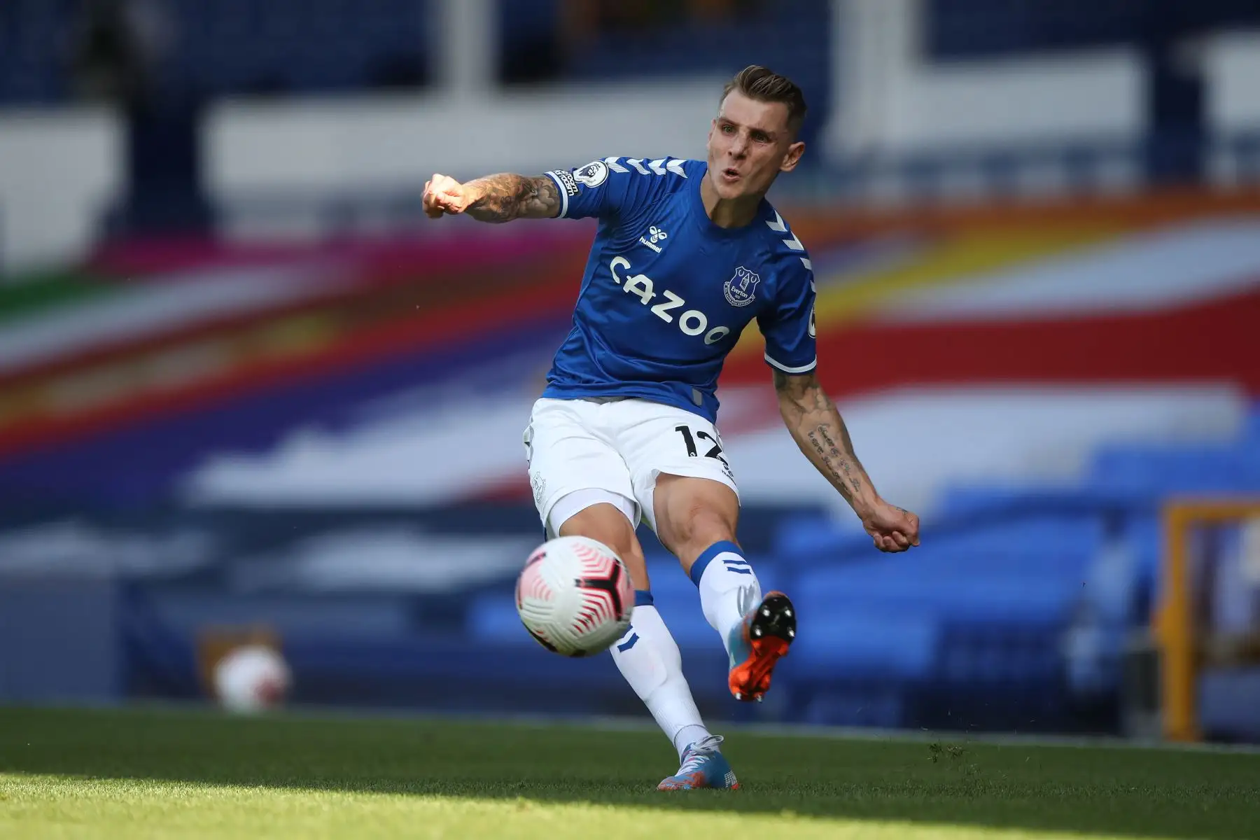 El defensor francés de Everton, Lucas Digne, cruza el balón durante el partido de fútbol de la Premier League inglesa entre Everton y West Bromwich Albion, en Goodison Park, en Liverpool. Foto: AFP