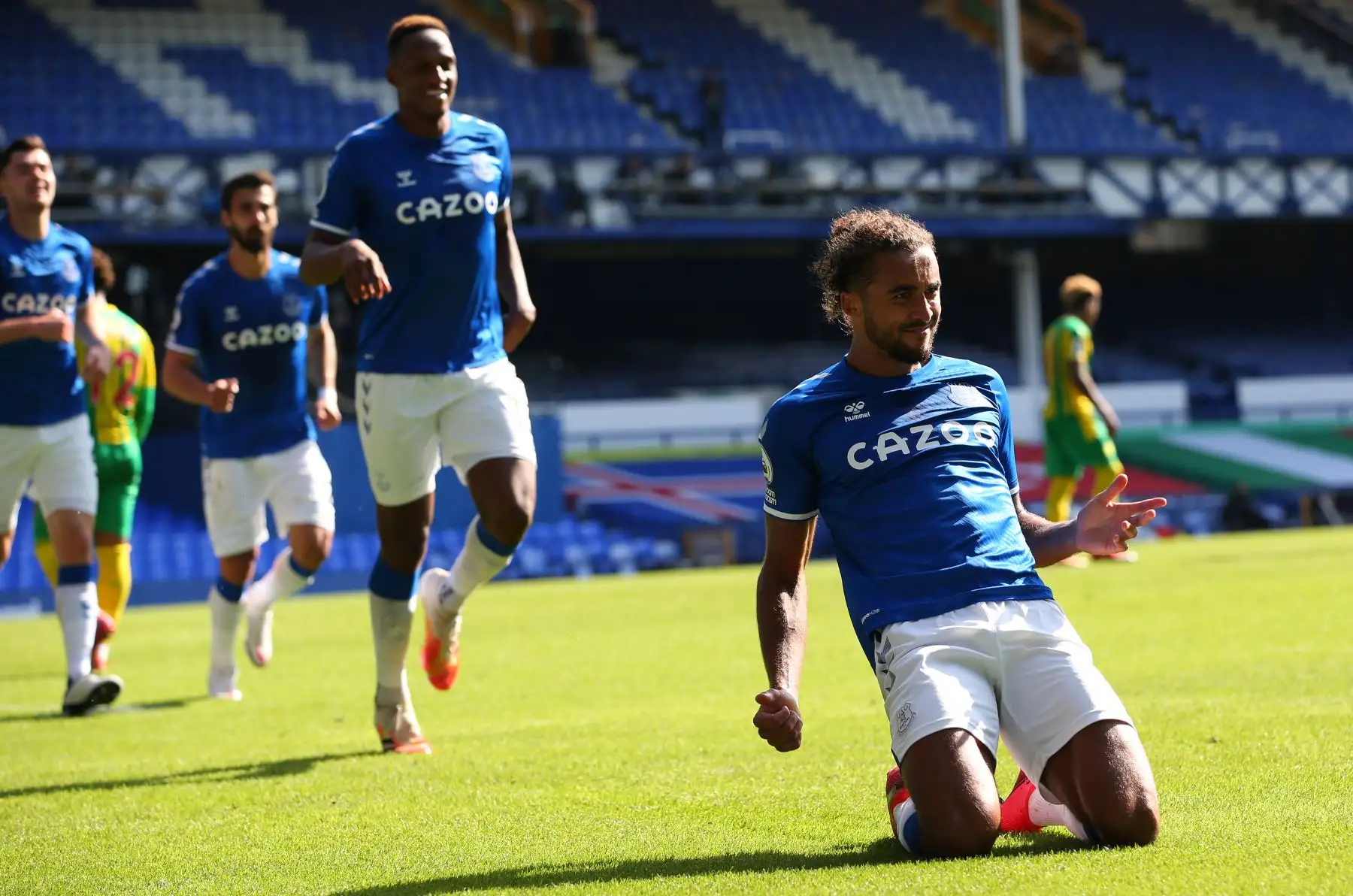 El delantero inglés del Everton, Dominic Calvert-Lewin, celebra después de anotar su quinto gol durante el partido de fútbol de la Premier League inglesa entre Everton y West Bromwich Albion, en Goodison Park en Liverpool. Foto: AFP