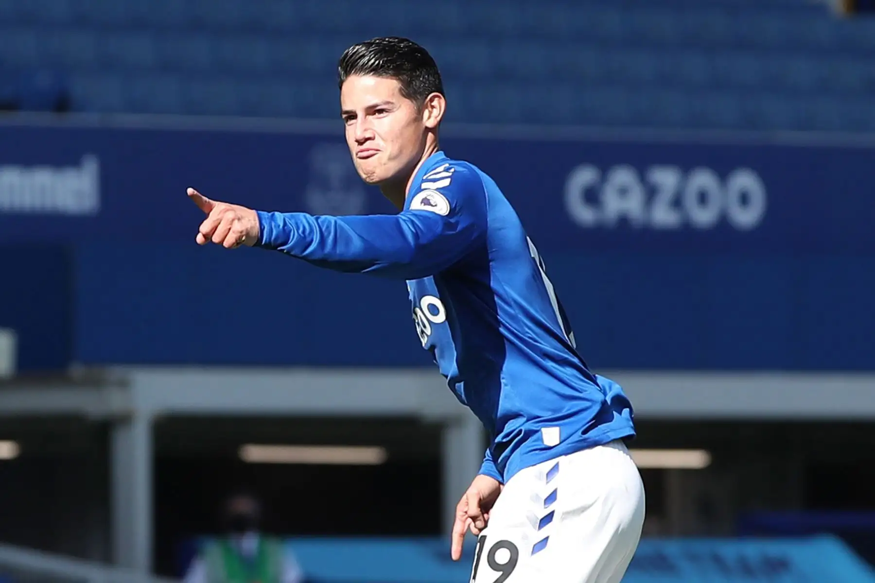 El mediocampista colombiano del Everton, James Rodríguez, celebra después de anotar su segundo gol durante el partido de fútbol de la Premier League inglesa entre Everton y West Bromwich Albion, en Goodison Park, Liverpool. Foto: AFP