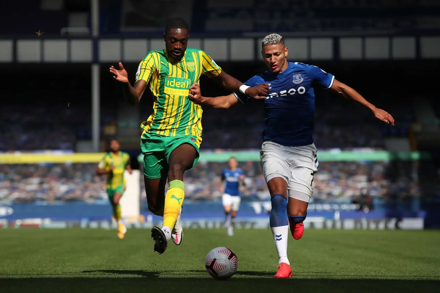 El defensor nigeriano de West Bromwich Albion, Semi Ajayi, compite con el delantero brasileño del Everton Richarlison durante el partido de fútbol de la Premier League inglesa entre Everton y West Bromwich Albion, en Goodison Park, Liverpool. Foto: AFP