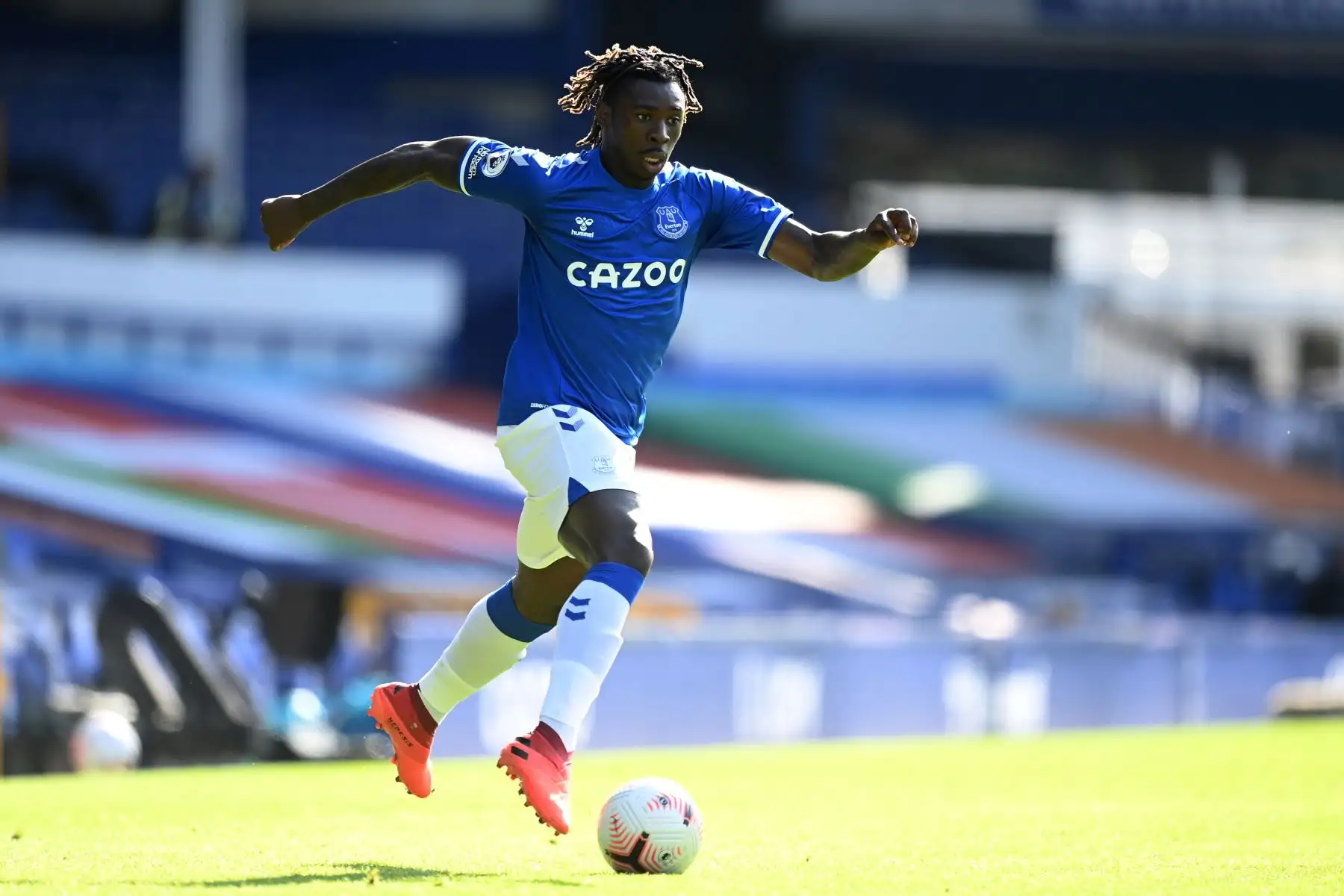 El mediocampista italiano del Everton, Moise Kean, corre durante el partido de fútbol de la Premier League inglesa entre Everton y West Bromwich Albion, en Goodison Park, Liverpool. Foto: AFP