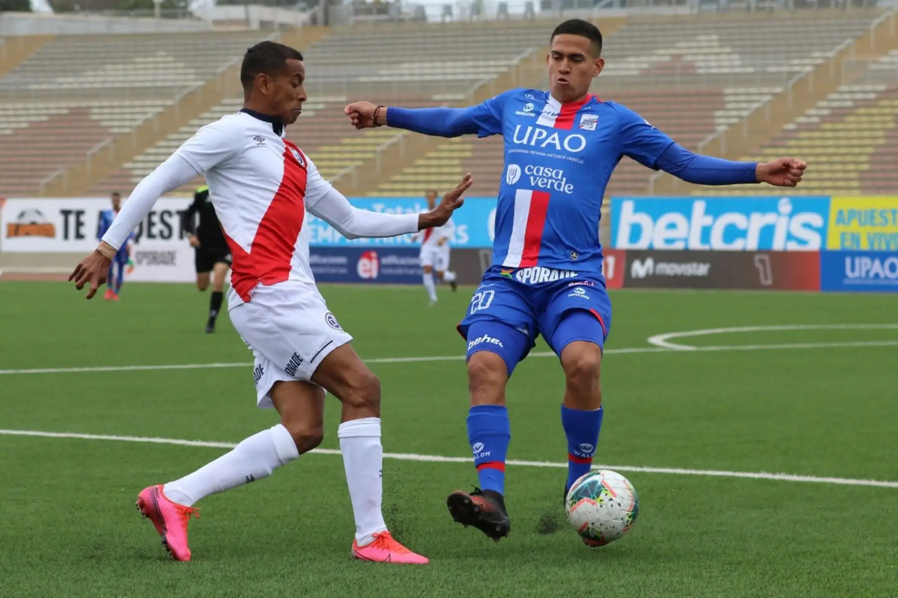 El futbolista K. Moreno del Munnucci se enfrenta a su rival del Deportivo Municipal por la jornada 12 de la Liga 1, en el estadio de San Marcos. Foto: @LigaFutProf