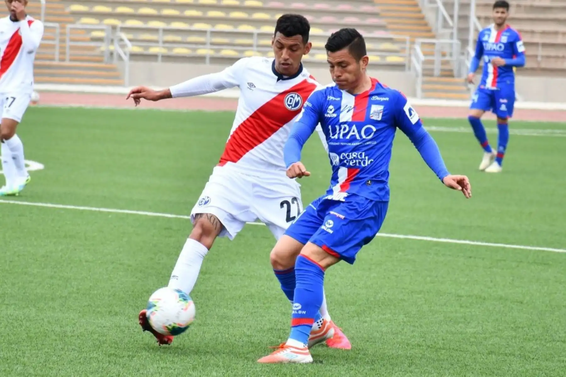 El futbolista D. Dioses del Deportivo Municipal se enfrenta a su rival del Manucci por la jornada 12 de la Liga 1, en el estadio de San Marcos. Foto: @LigaFutProf