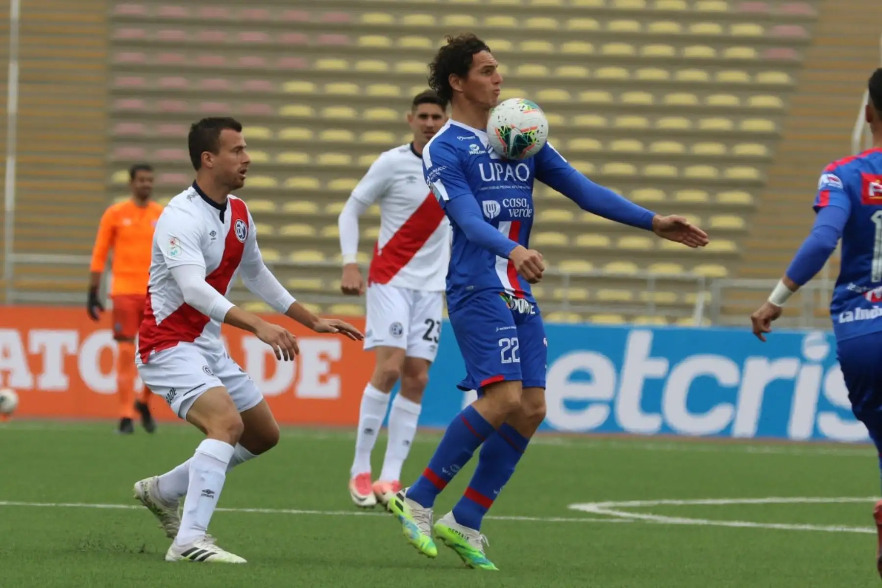 El futbolista J. Fernández del Manucci se enfrenta a su rival del Deportivo Municipal por la jornada 12 de la Liga 1, en el estadio de San Marcos. Foto: @LigaFutProf