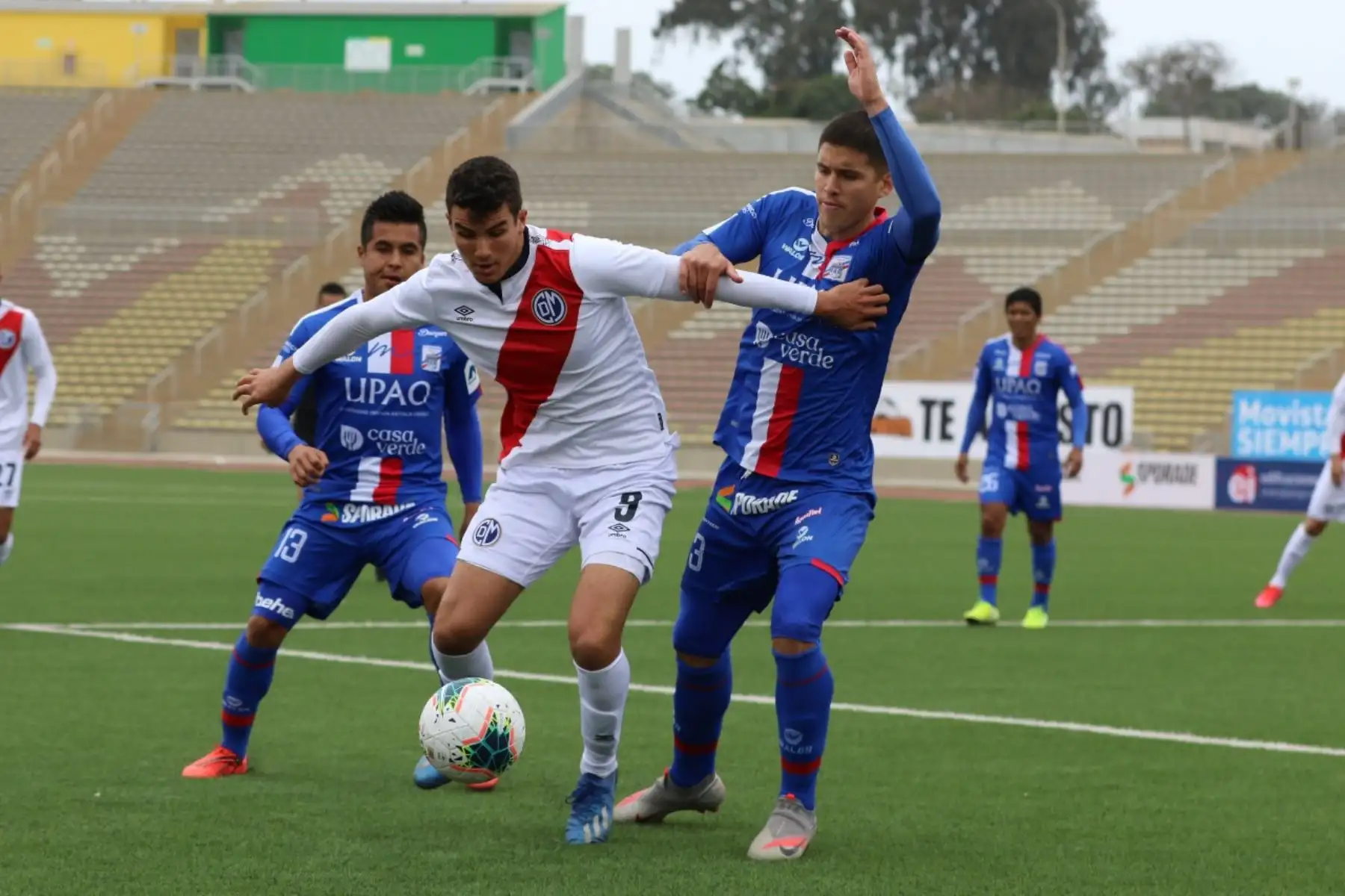 El futbolista M. Succar del Deportivo Municipal se enfrenta a H. Benincasa se enfrentan por el balón durante jornada 12 de la Liga 1, en el estadio de San Marcos. Foto: @LigaFutProf