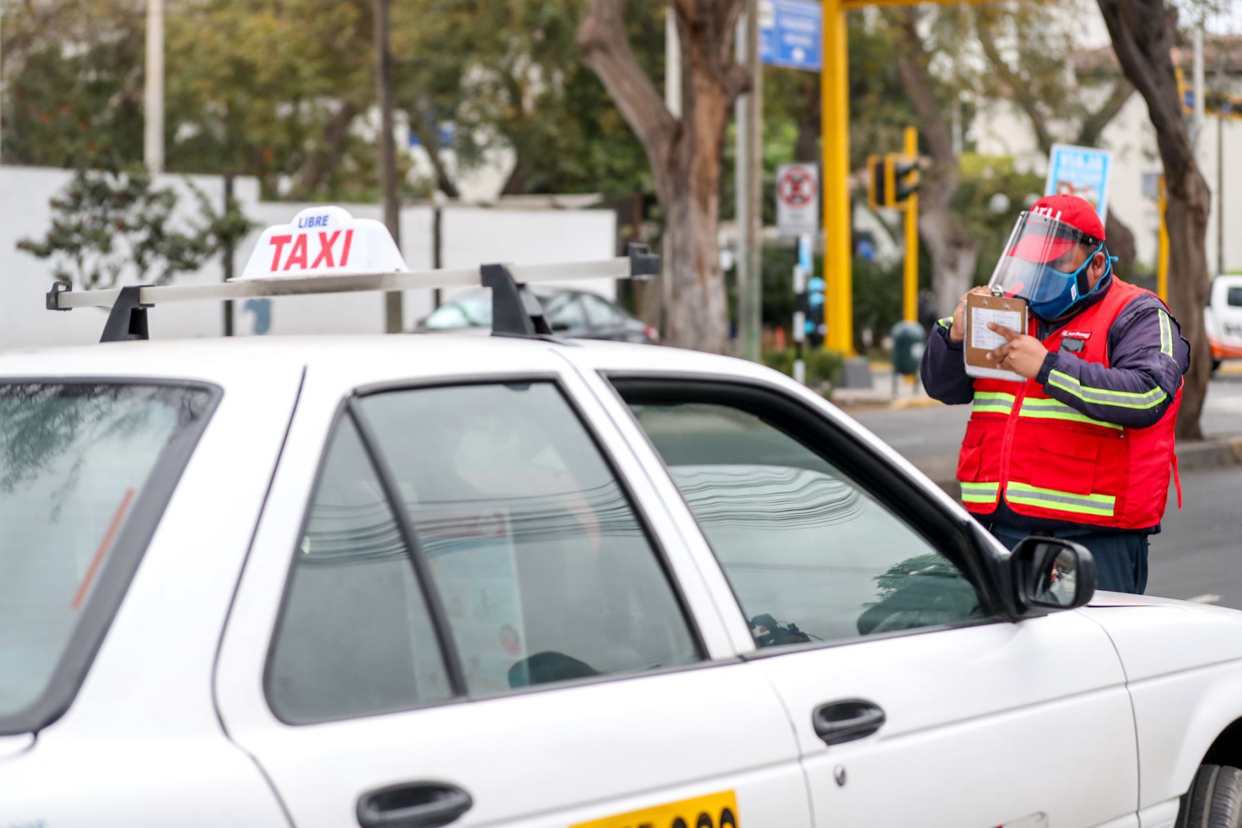 ATU fiscaliza a taxis. Foto: Difusión