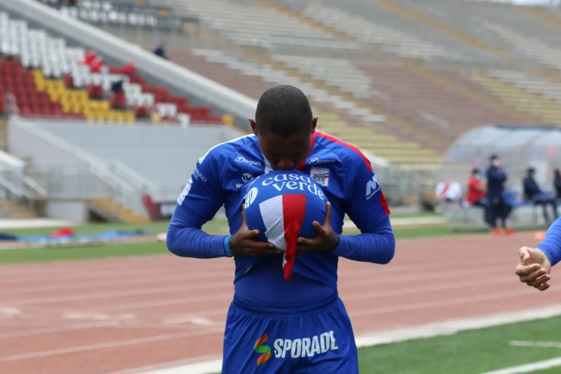 Arley Rodríguez del Mannucci celebra tras anotar el 1 a 0 al Deportivo Municipal por la jornada 12 de la Liga 1, en el estadio San Marcos. Foto: LigaFutProf