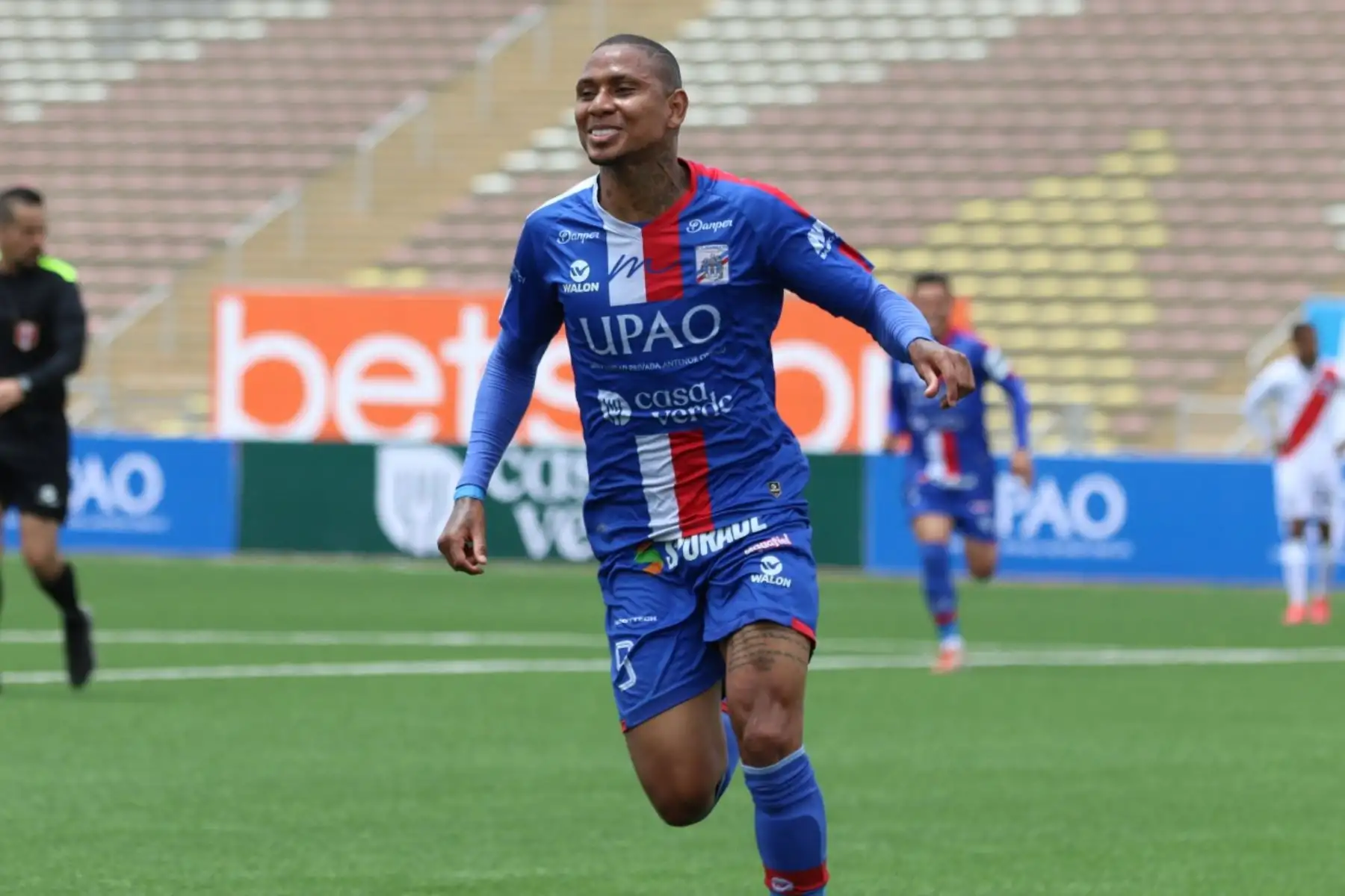 Arley Rodríguez del Mannucci celebra tras anotar el 1 a 0 al Deportivo Municipal por la jornada 12 de la Liga 1, en el estadio San Marcos. Foto: LigaFutProf