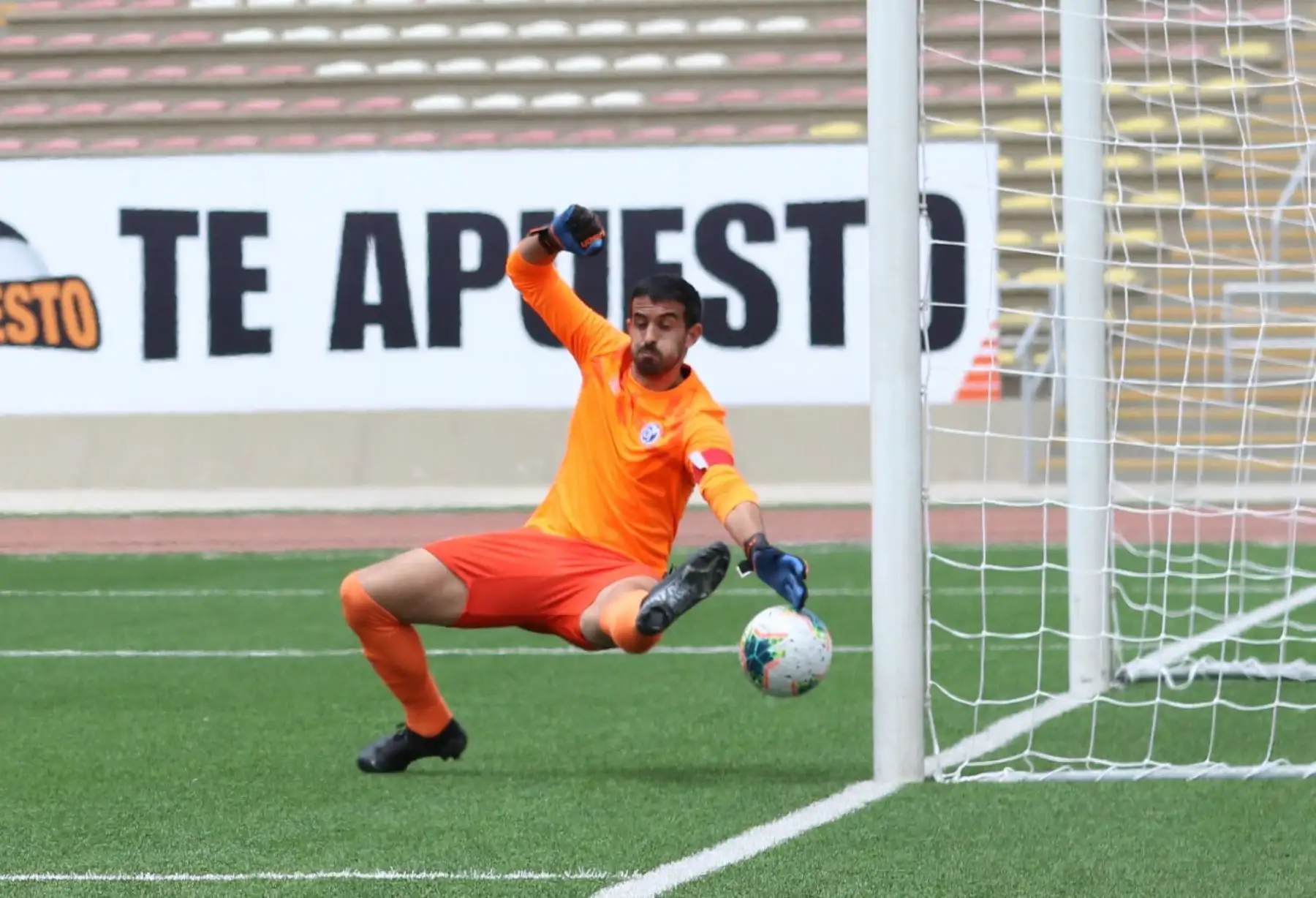 El portero D. Melián del Deportivo Municipal recibe un gol en su portería por parte del Mannucci, durante la jornada 12 de la Liga 1. Foto: @LigaFutProf