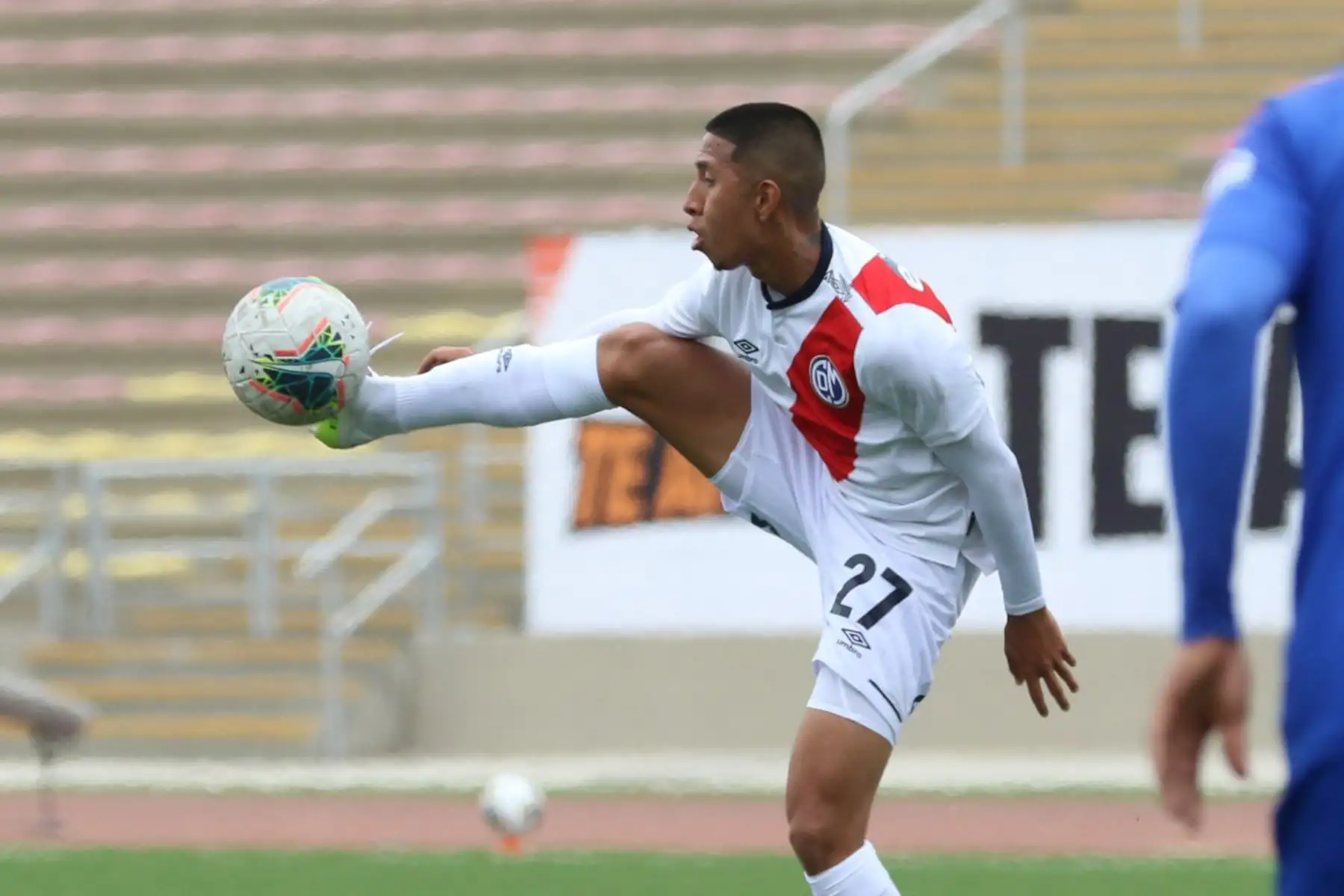 El futbolista R. Vilca del Deportivo Municipal detiene el balón durante partido contra Mannucci por la jornada 12 de la Liga 1, en el estadio de San Marcos. Foto: @LigaFutProf