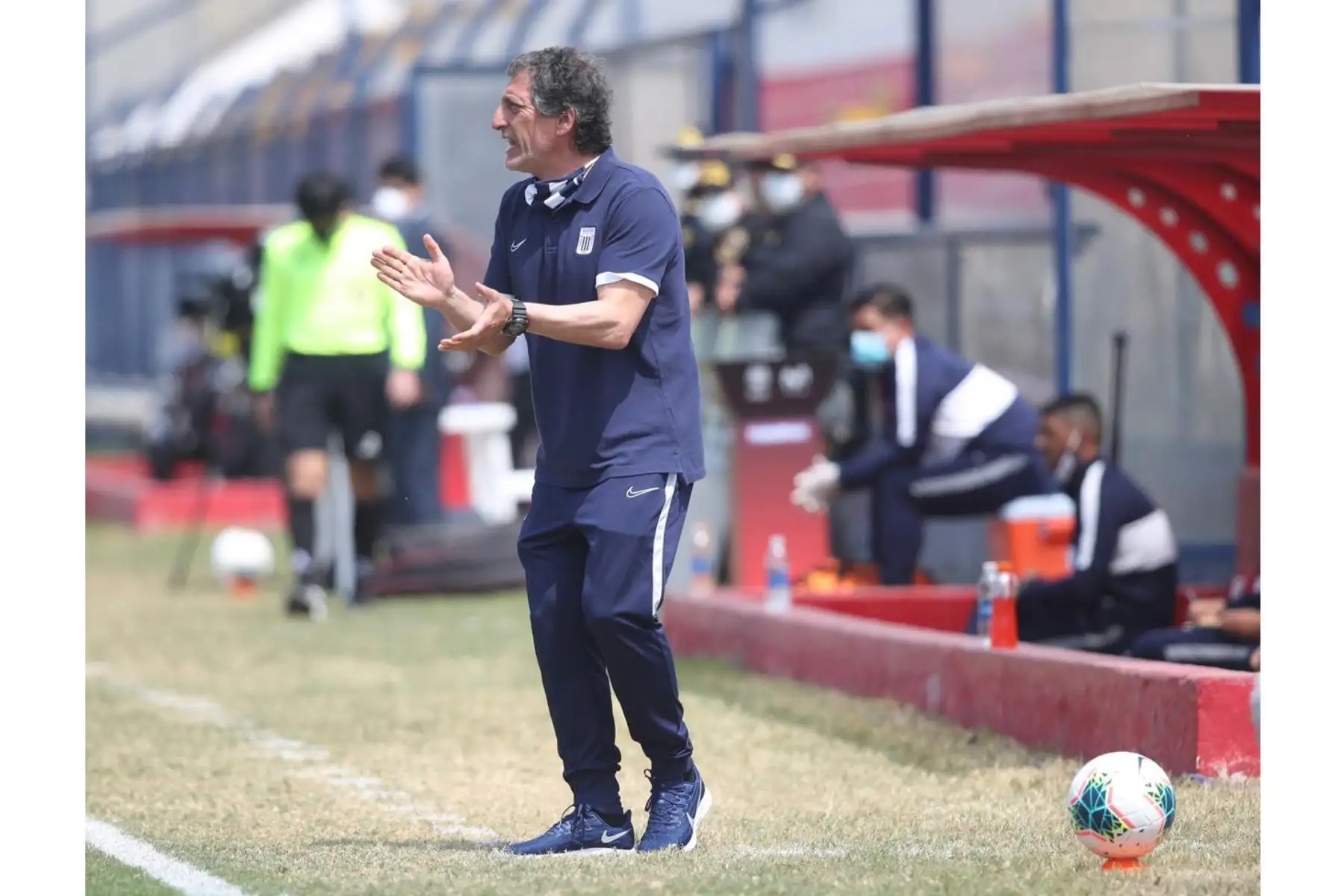 Mario Salas, DT de Alianza Lima alienta a su equipo durante su encuentro ante Sport Huancayo por la jornada 12 de la Liga 1. Foto: @LigaFutProf Mario Salas, DT de Alianza Lima alienta a su equipo durante su encuentro ante Sport Huancayo por la jornada 12 de la Liga 1. Foto: @LigaFutProf