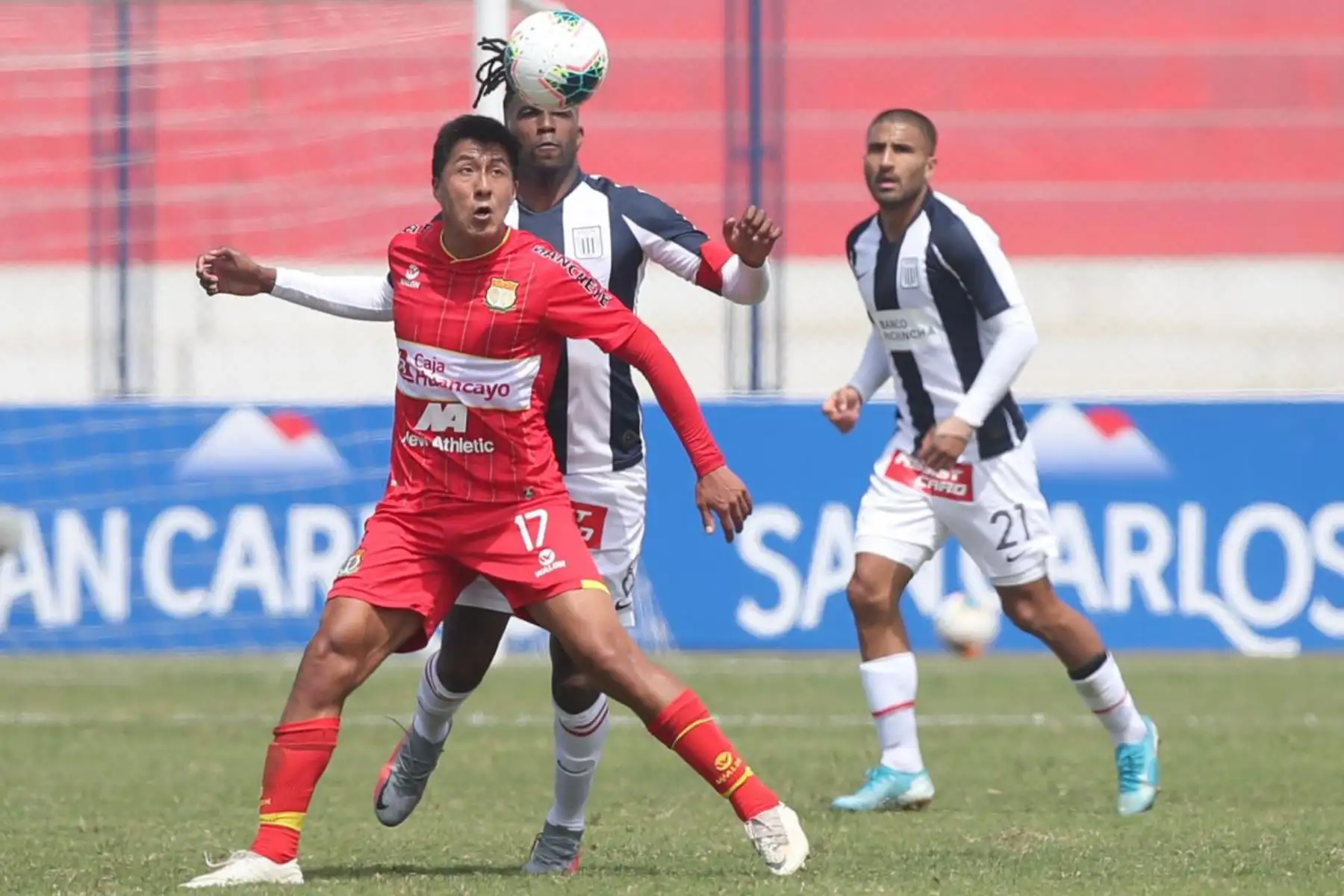 El futbolista L. Villar del Sport Huancayo se enfrenta por el balón ante su rival de Alianza Lima jornada 12 de la Liga 1, en el estadio Iván Elías Moreno de Villa El Salvador. Foto: @LigaFutProf El futbolista L. Villar del Sport Huancayo se enfrenta por el balón ante su rival de Alianza Lima jornada 12 de la Liga 1, en el estadio Iván Elías Moreno de Villa El Salvador. Foto: @LigaFutProf