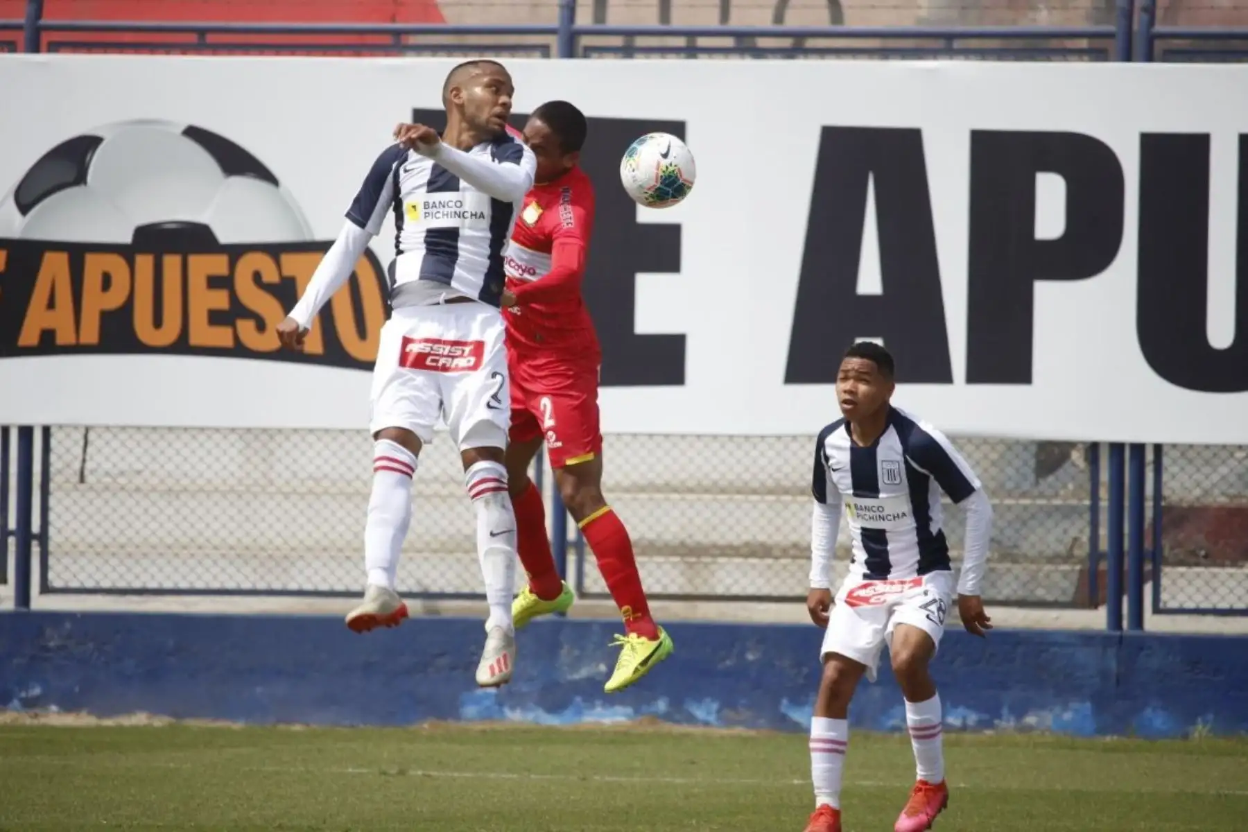 El futbolista H. Salazar de Alianza Lima se enfrenta por el balón ante H. Angeles de Sport Huancayo durante la jornada 12 de la Liga 1, en el estadio Iván Elías Moreno de Villa El Salvador. Foto: @LigaFutProf El futbolista H. Salazar de Alianza Lima se enfrenta por el balón ante H. Angeles de Sport Huancayo durante la jornada 12 de la Liga 1, en el estadio Iván Elías Moreno de Villa El Salvador. Foto: @LigaFutProf