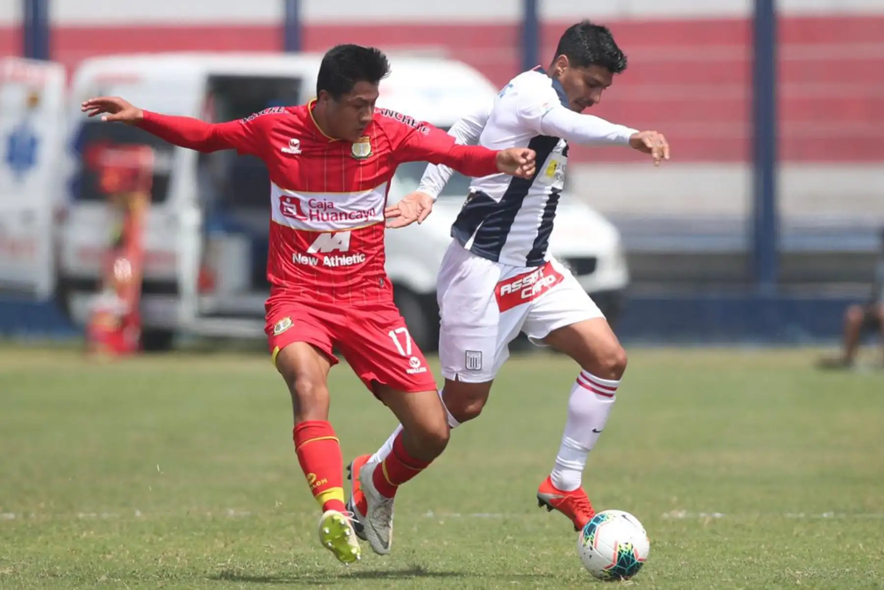 El futbolista L. Villar del Sport Huancayo se enfrenta por el balón ante su rival de Alianza Lima por la jornada 12 de la Liga 1, en el estadio Iván Elías Moreno de Villa El Salvador. Foto: @LigaFutProf El futbolista L. Villar del Sport Huancayo se enfrenta por el balón ante su rival de Alianza Lima por la jornada 12 de la Liga 1, en el estadio Iván Elías Moreno de Villa El Salvador. Foto: @LigaFutProf