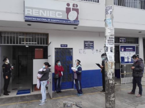 Reportan largas colas en local del Reniec de Huancayo para recoger DNI y evitar las multas por no votar. Foto: ANDINA/difusión.