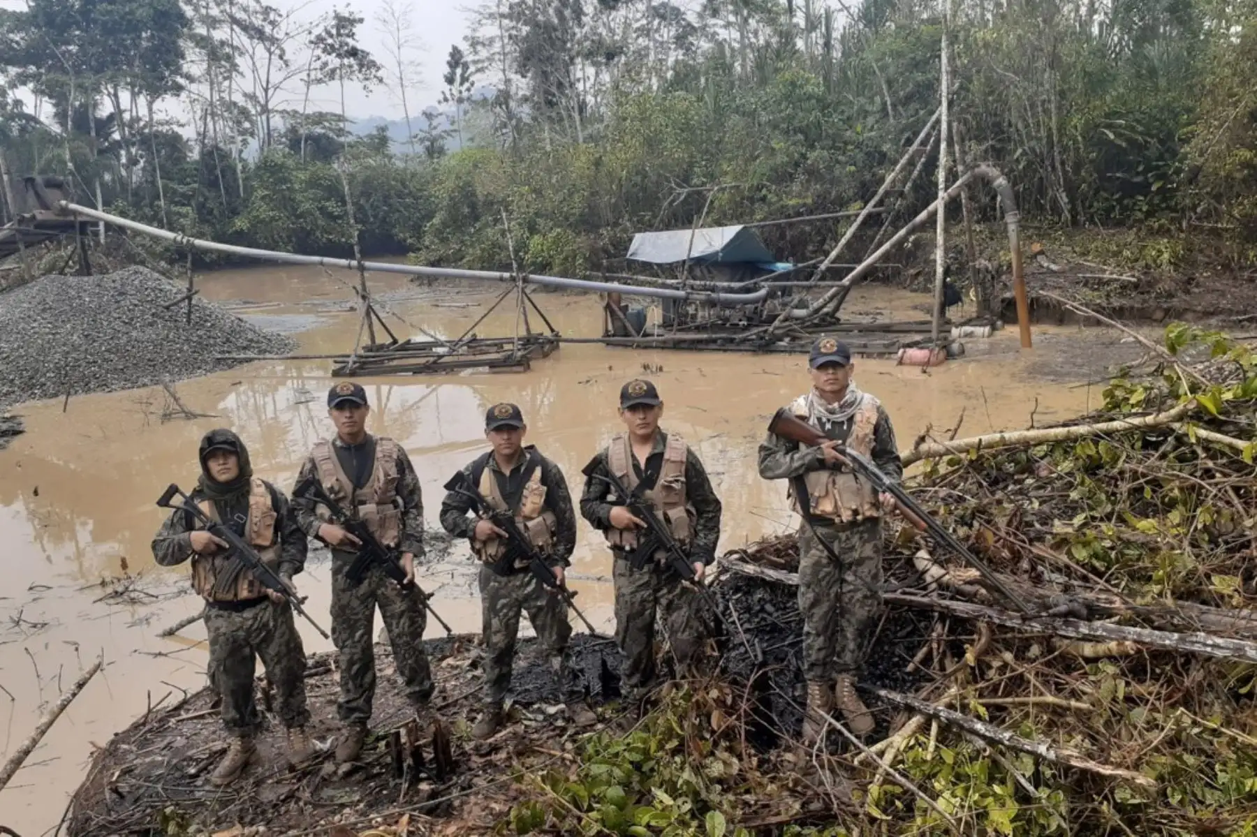 Como parte de la lucha contra la minería ilegal, 
patrullas mixtas e integradas de las Fuerzas Armadas (FF.AA.) y la Policía Nacional 
del Perú (PNP) intervinieron el día 18 de setiembre en la zona de “La Pampa”, en la 
región de Madre de Dios, dos campamentos e incautaron gran cantidad de 
maquinaria e insumos destinados para esta actividad ilícita. Foto: Mindef