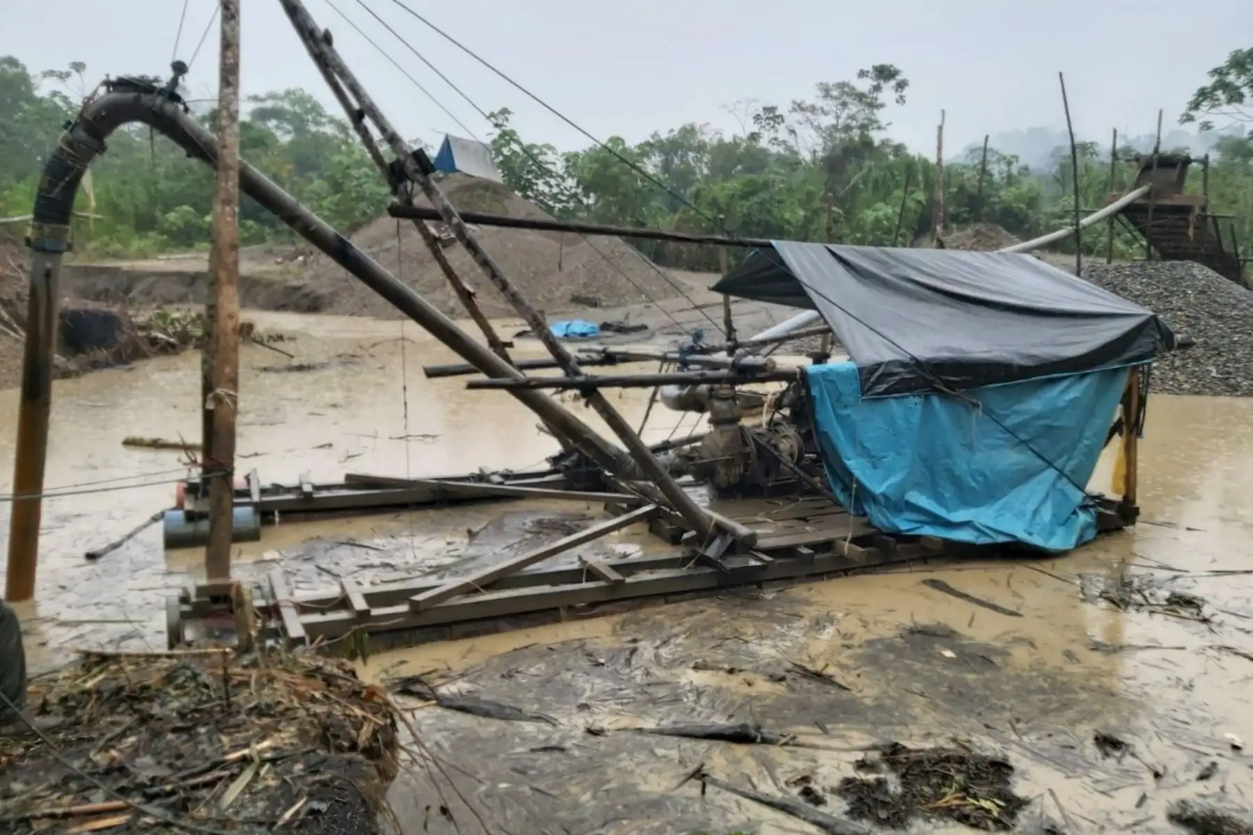 Como parte de la lucha contra la minería ilegal, 
patrullas mixtas e integradas de las Fuerzas Armadas (FF.AA.) y la Policía Nacional 
del Perú (PNP) intervinieron el día 18 de setiembre en la zona de “La Pampa”, en la 
región de Madre de Dios, dos campamentos e incautaron gran cantidad de 
maquinaria e insumos destinados para esta actividad ilícita. Foto: Mindef