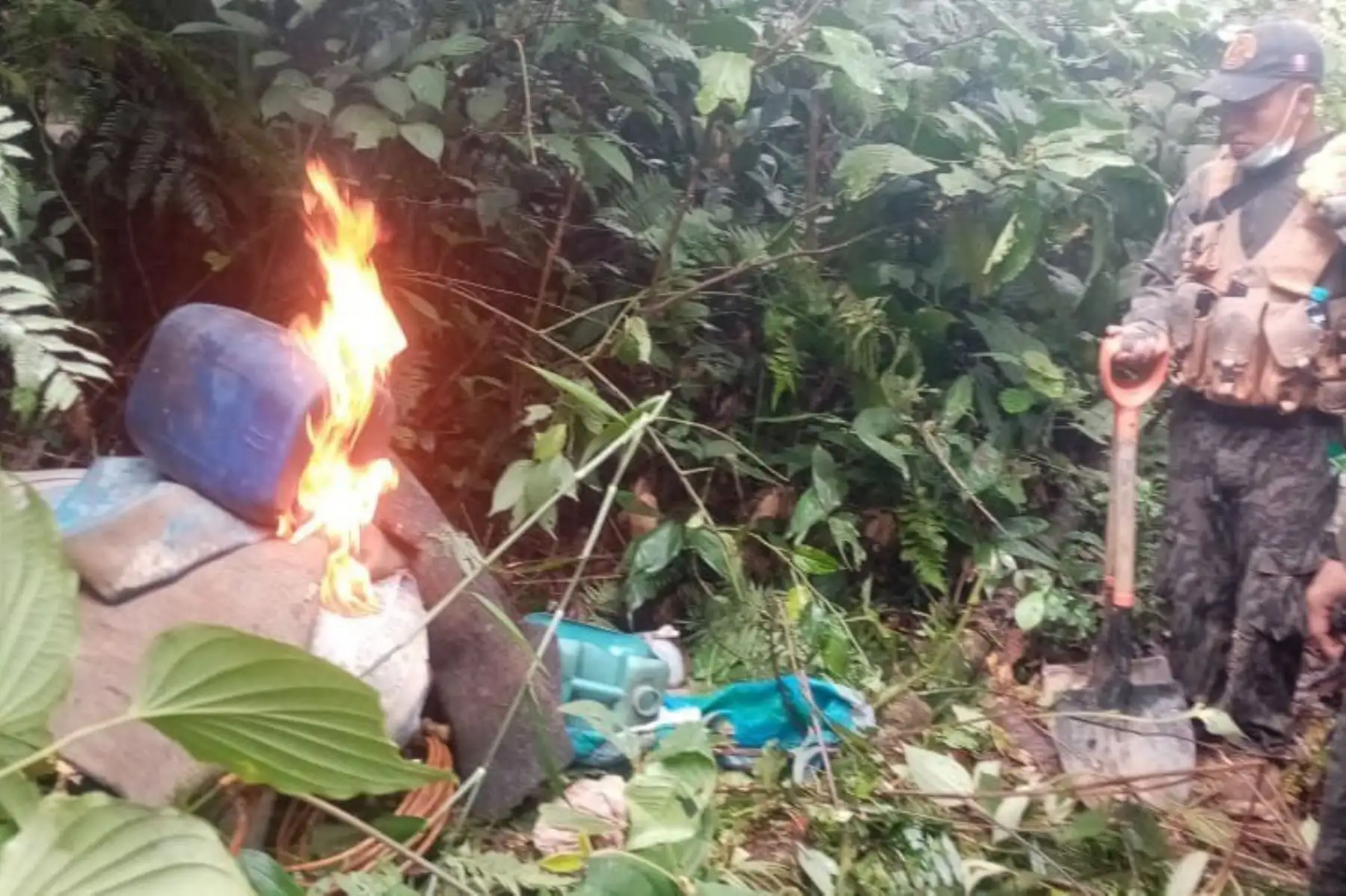 Como parte de la lucha contra la minería ilegal, 
patrullas mixtas e integradas de las Fuerzas Armadas (FF.AA.) y la Policía Nacional 
del Perú (PNP) intervinieron el día 18 de setiembre en la zona de “La Pampa”, en la 
región de Madre de Dios, dos campamentos e incautaron gran cantidad de 
maquinaria e insumos destinados para esta actividad ilícita. Foto: Mindef
