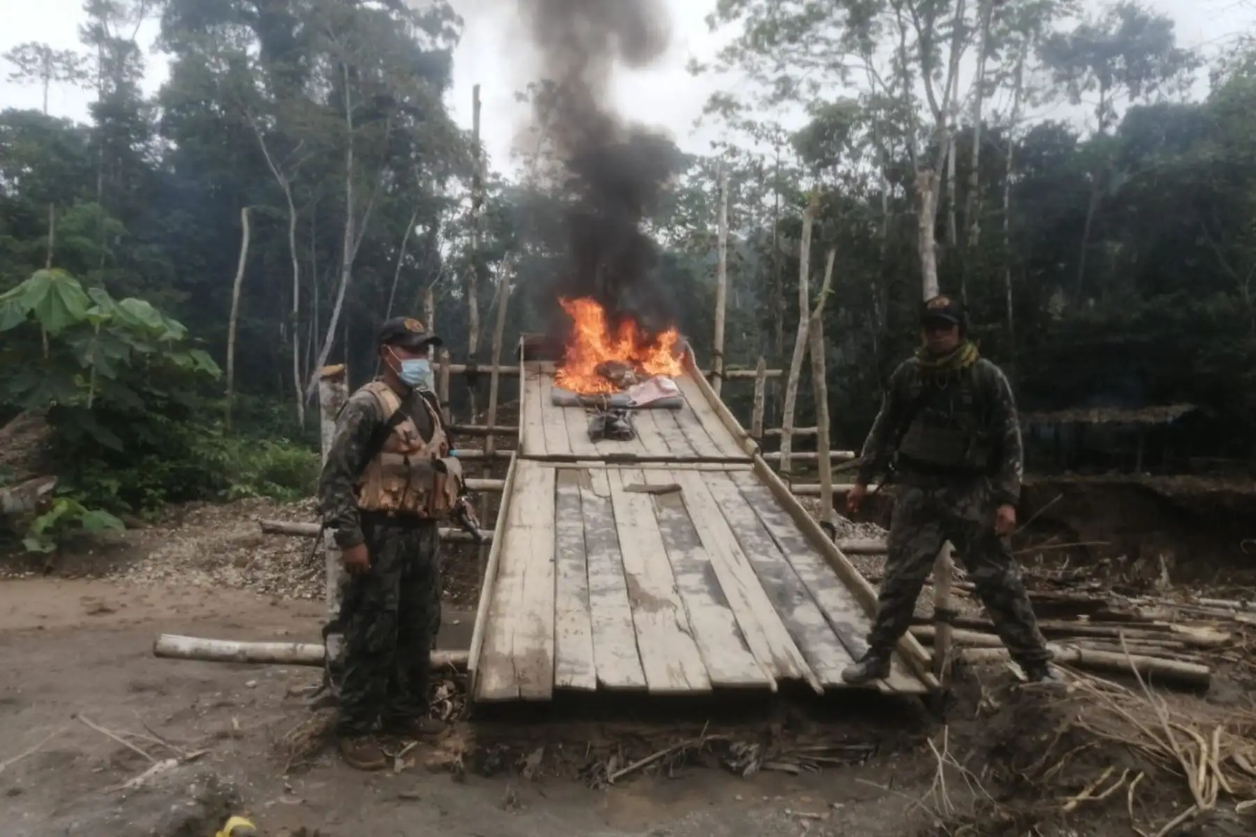 Como parte de la lucha contra la minería ilegal, 
patrullas mixtas e integradas de las Fuerzas Armadas (FF.AA.) y la Policía Nacional 
del Perú (PNP) intervinieron el día 18 de setiembre en la zona de “La Pampa”, en la 
región de Madre de Dios, dos campamentos e incautaron gran cantidad de 
maquinaria e insumos destinados para esta actividad ilícita. Foto: Mindef