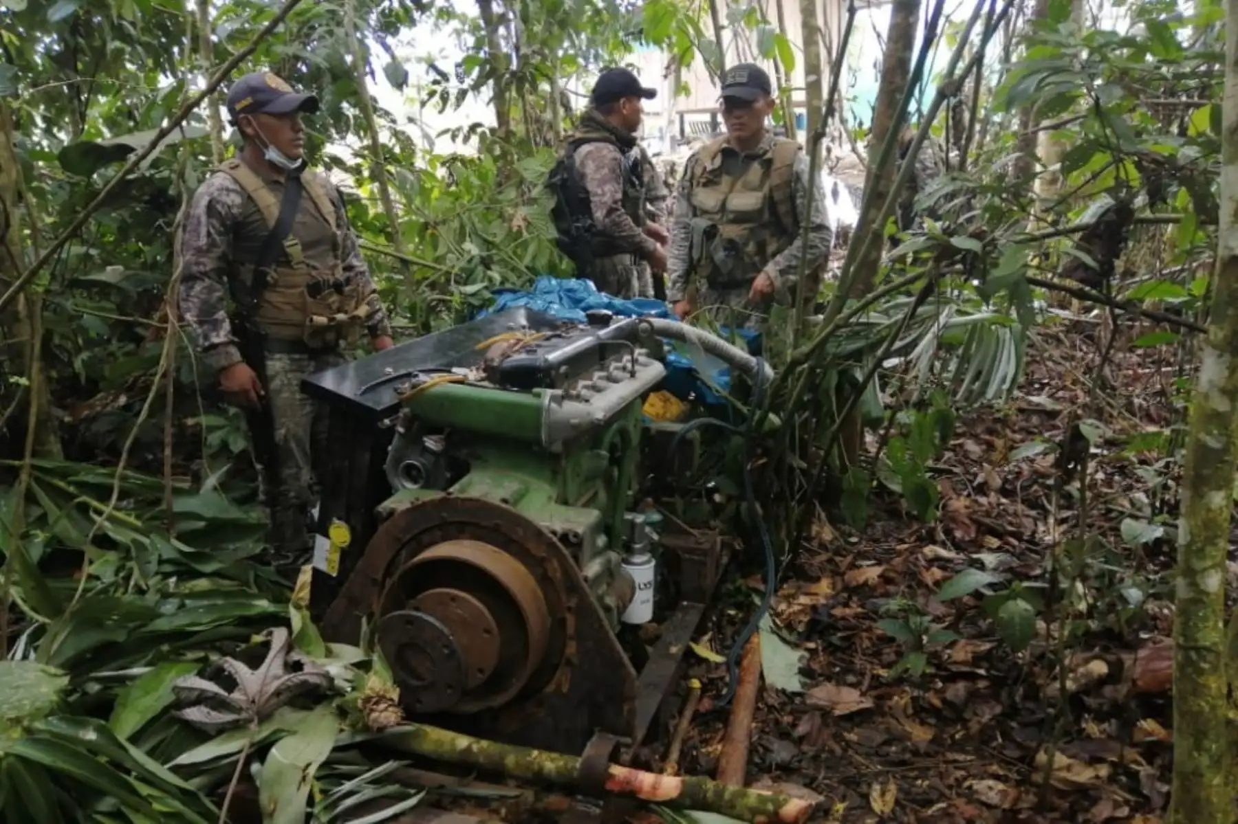 Como parte de la lucha contra la minería ilegal, 
patrullas mixtas e integradas de las Fuerzas Armadas (FF.AA.) y la Policía Nacional 
del Perú (PNP) intervinieron el día 18 de setiembre en la zona de “La Pampa”, en la 
región de Madre de Dios, dos campamentos e incautaron gran cantidad de 
maquinaria e insumos destinados para esta actividad ilícita. Foto: Mindef