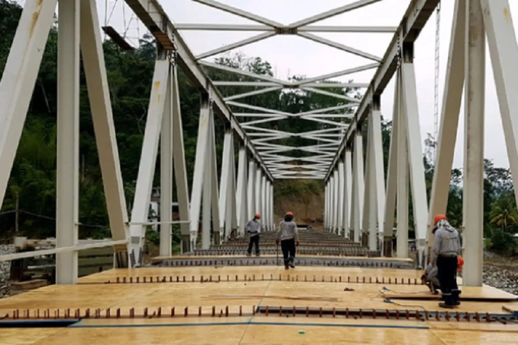 Los trabajos para la construcción del puente en la carretera Kimbiri-Irapitari, ubicado en la provincia de La Convención, región Cusco, presentan un importante avance de 67 % y beneficiará a 16,000 habitantes del Vraem, informó Provías Descentralizado, a cargo de la obra.
