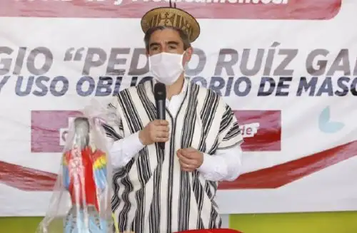 El ministro de Cultura, Alejandro Neyra, destacó hoy en el distrito de Llochegua, en la región Ayacucho, que la unidad de las autoridades es sumamente importante porque fortalece las acciones de coordinación y despliegue de la respuesta sanitaria en la lucha contra el covid-19, en beneficio de los ciudadanos y ciudadanas de nuestro país. Foto: Ministerio de Cultura