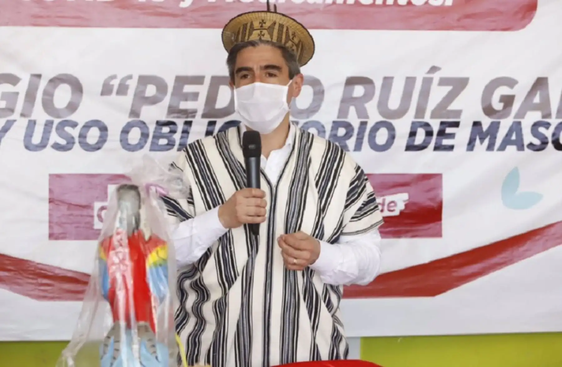 El ministro de Cultura, Alejandro Neyra, destacó hoy en el distrito de Llochegua, en la región Ayacucho, que la unidad de las autoridades es sumamente importante porque fortalece las acciones de coordinación y despliegue de la respuesta sanitaria en la lucha contra el covid-19, en beneficio de los ciudadanos y ciudadanas de nuestro país. Foto: Ministerio de Cultura