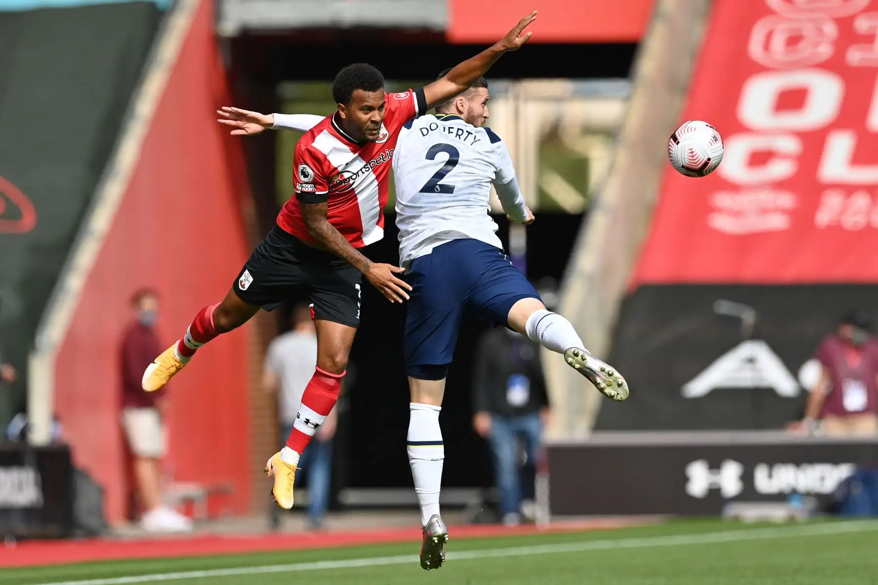 El defensor inglés de Southampton, Ryan Bertrand, compite con el defensor irlandés de Tottenham Hotspur, Matt Doherty, durante el partido de fútbol de la Premier League. Foto: AFP
