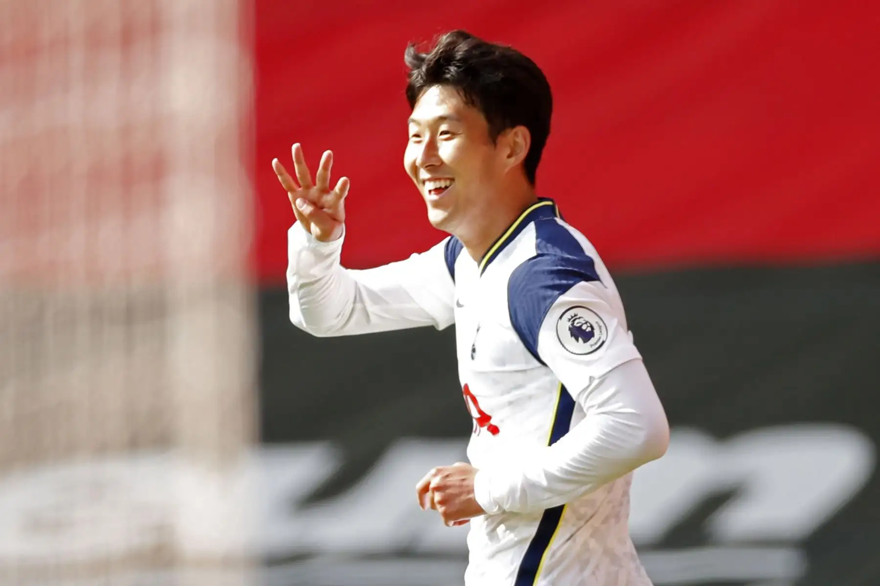 El delantero surcoreano del Tottenham Hotspur, Son Heung-Min, celebra su cuarto gol durante el partido de fútbol de la Premier League. Foto: AFP