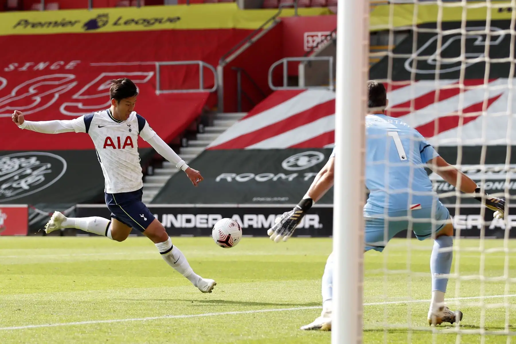 El delantero surcoreano del Tottenham Hotspur, Son Heung-Min, dispara para anotar su cuarto gol durante el partido de fútbol de la Premier League