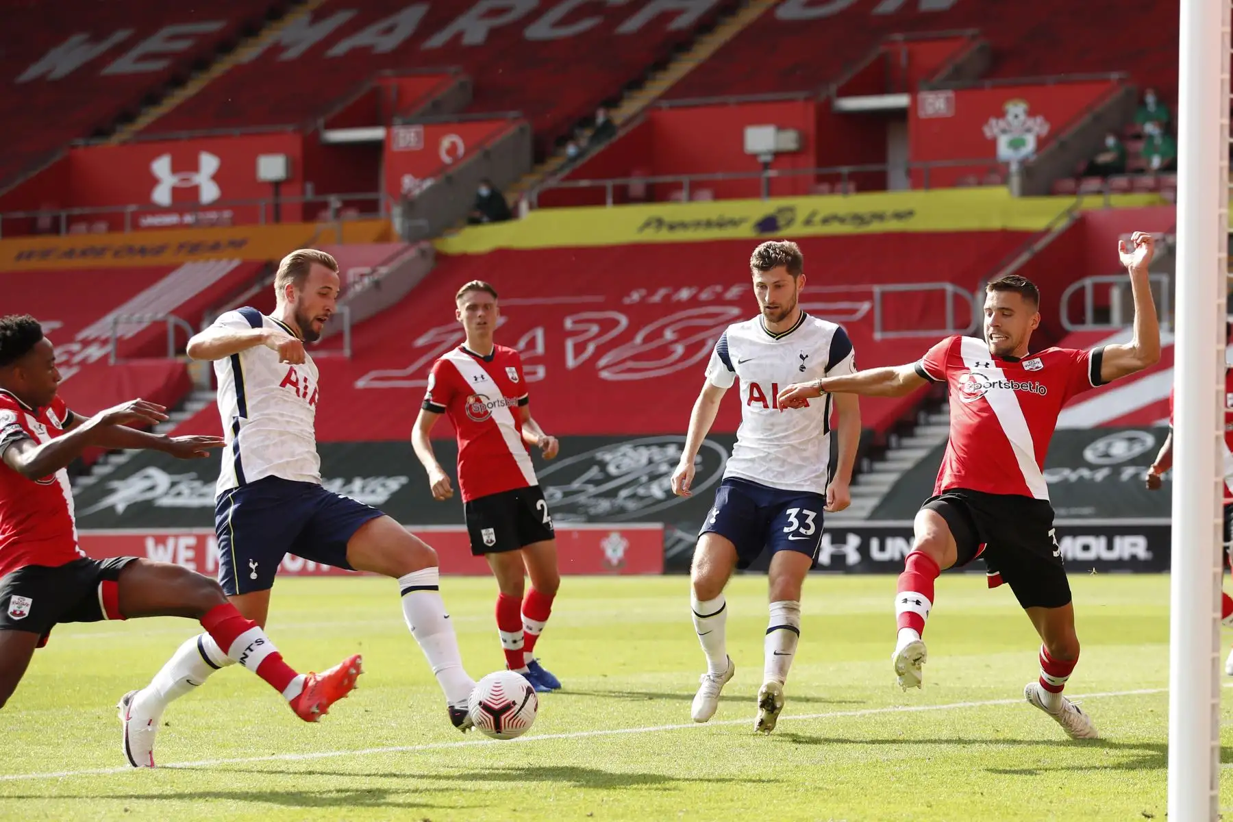 El delantero inglés del Tottenham Hotspur, Harry Kane, dispara para anotar el quinto gol de su equipo durante el partido de fútbol de la Premier League. Foto: AFP