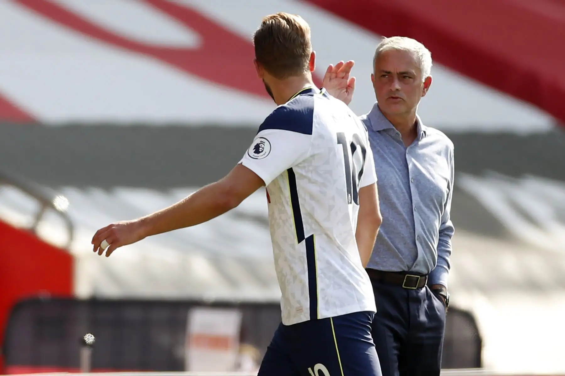 El entrenador portugués del Tottenham Hotspur, José Mourinho, le hace un gesto al delantero inglés del Tottenham Hotspur, Harry Kane, cuando es sustituido durante el partido de fútbol de la Premier League. Foto: AFP