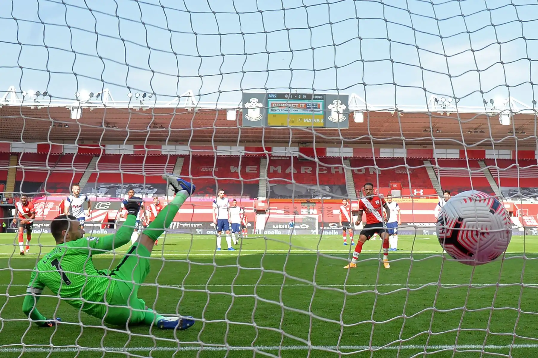 El delantero inglés de Southampton, Danny Ings, anota el segundo gol de su equipo desde el punto de penalti durante el partido de fútbol de la Premier League. Foto: AFP