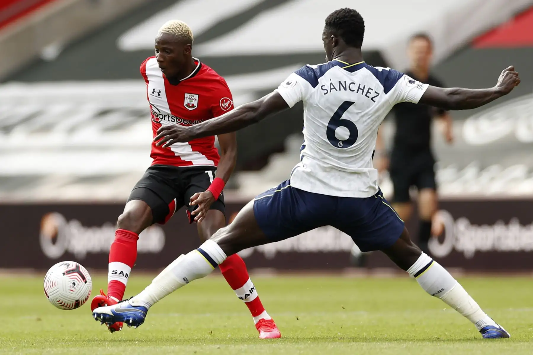 El mediocampista de Southampton, Moussa Djenepo, compite con el defensor del Tottenham Hotspur, Davinson Sanchez, durante el partido de fútbol de la Premier League. Foto: AFP