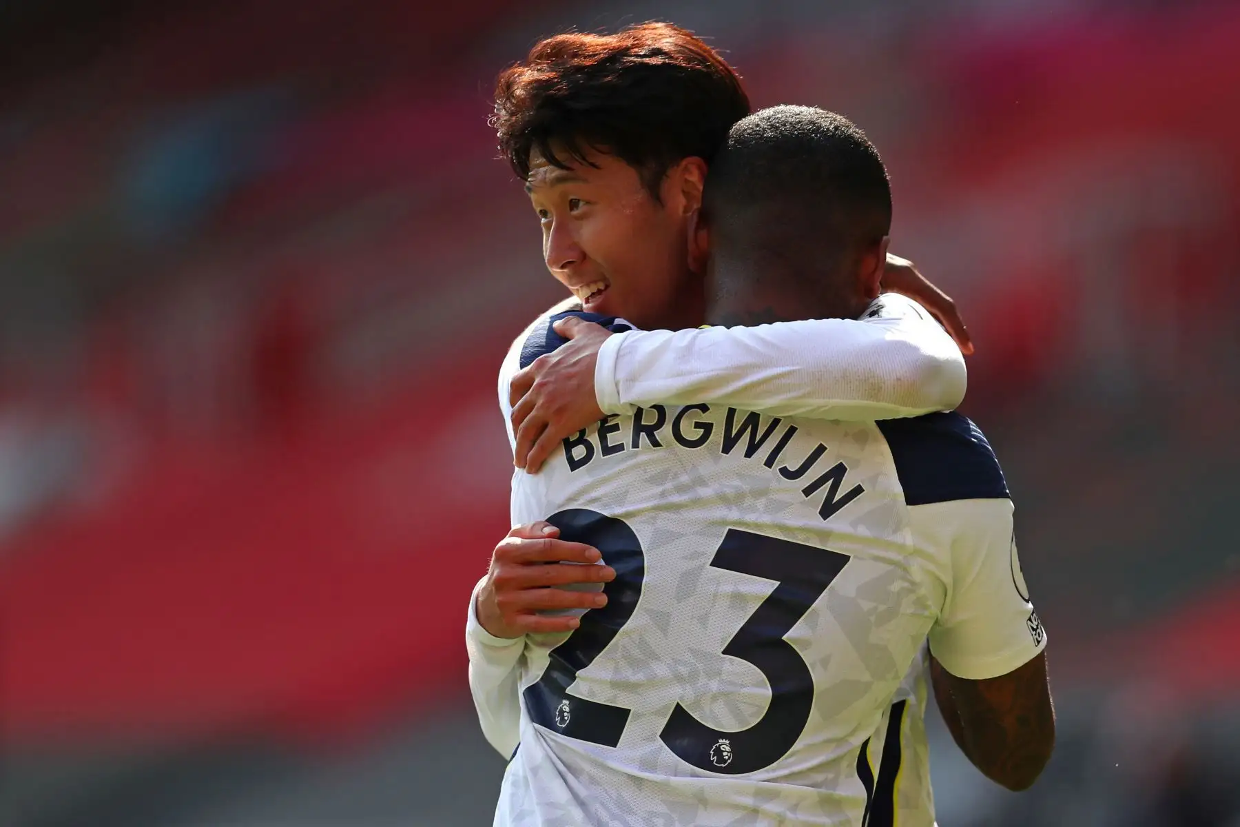 El delantero surcoreano del Tottenham Hotspur, Son Heung-Min, abraza al mediocampista holandés del Tottenham Hotspur, Steven Bergwijn, en el campo después del partido de fútbol de la Premier League. Foto: AFP