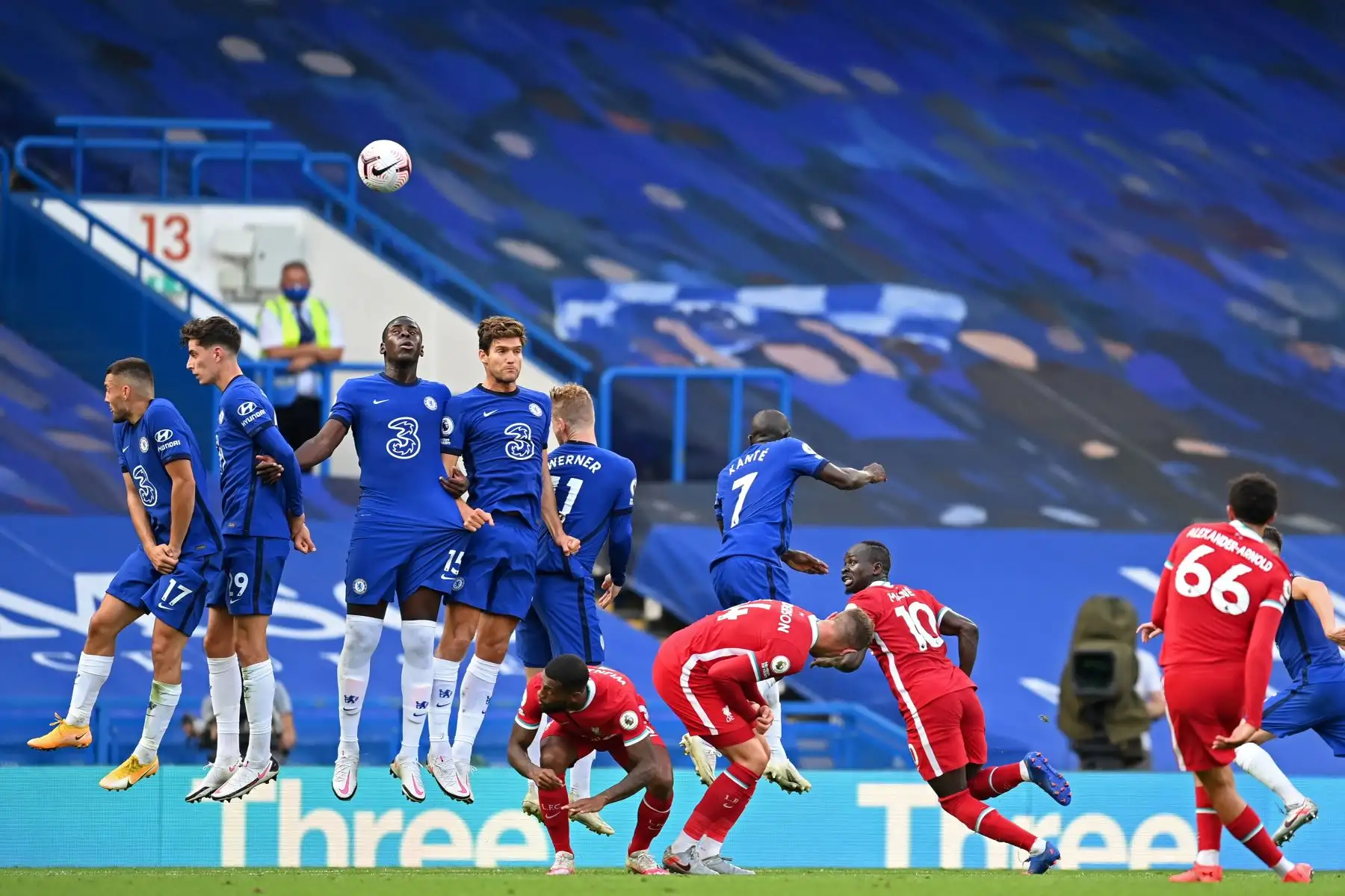 El defensor inglés de Liverpool, Trent Alexander-Arnold, lanza un tiro libre durante el partido de fútbol de la Premier League inglesa entre Chelsea y Liverpool, en Stamford Bridge, Londres. Foto: AFP