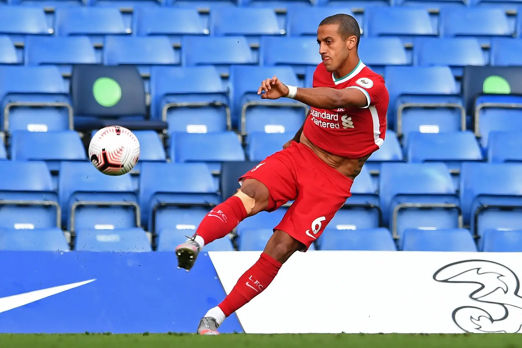 El mediocampista español del Liverpool, Thiago Alcantara, dispara durante partido de fútbol de la Premier League inglesa entre Chelsea y Liverpool en Stamford Bridge, Londres. Foto: AFP