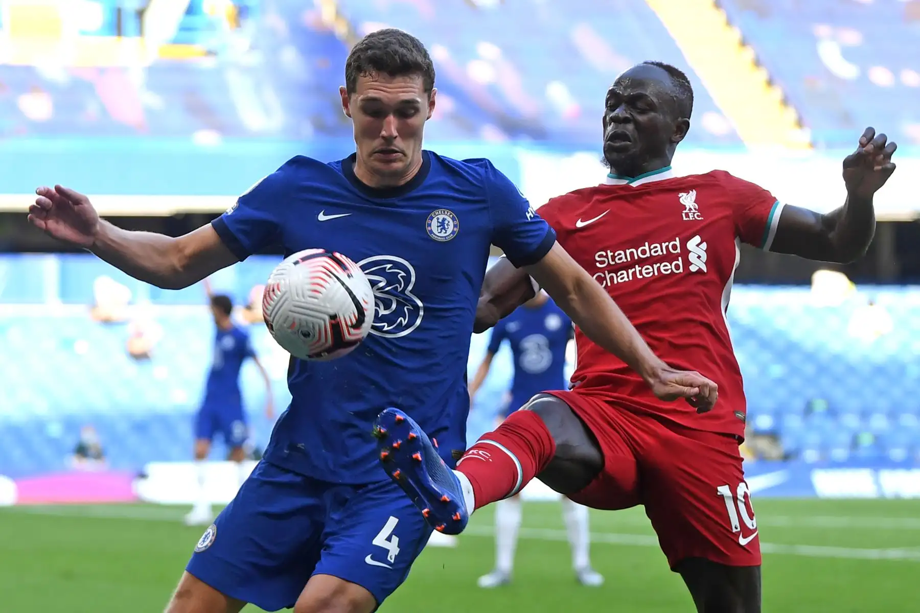El defensor danés de Chelsea, Andreas Christensen, compite con el delantero senegalés de Liverpool, Sadio Mane, durante el partido de fútbol de la Premier League. Foto: AFP