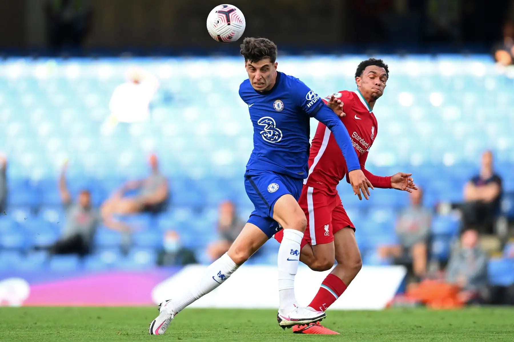 El mediocampista alemán de Chelsea, Kai Havertz, compite con el defensor inglés de Liverpool, Trent Alexander-Arnold, durante el partido de fútbol de la Premier League inglesa. Foto: AFP