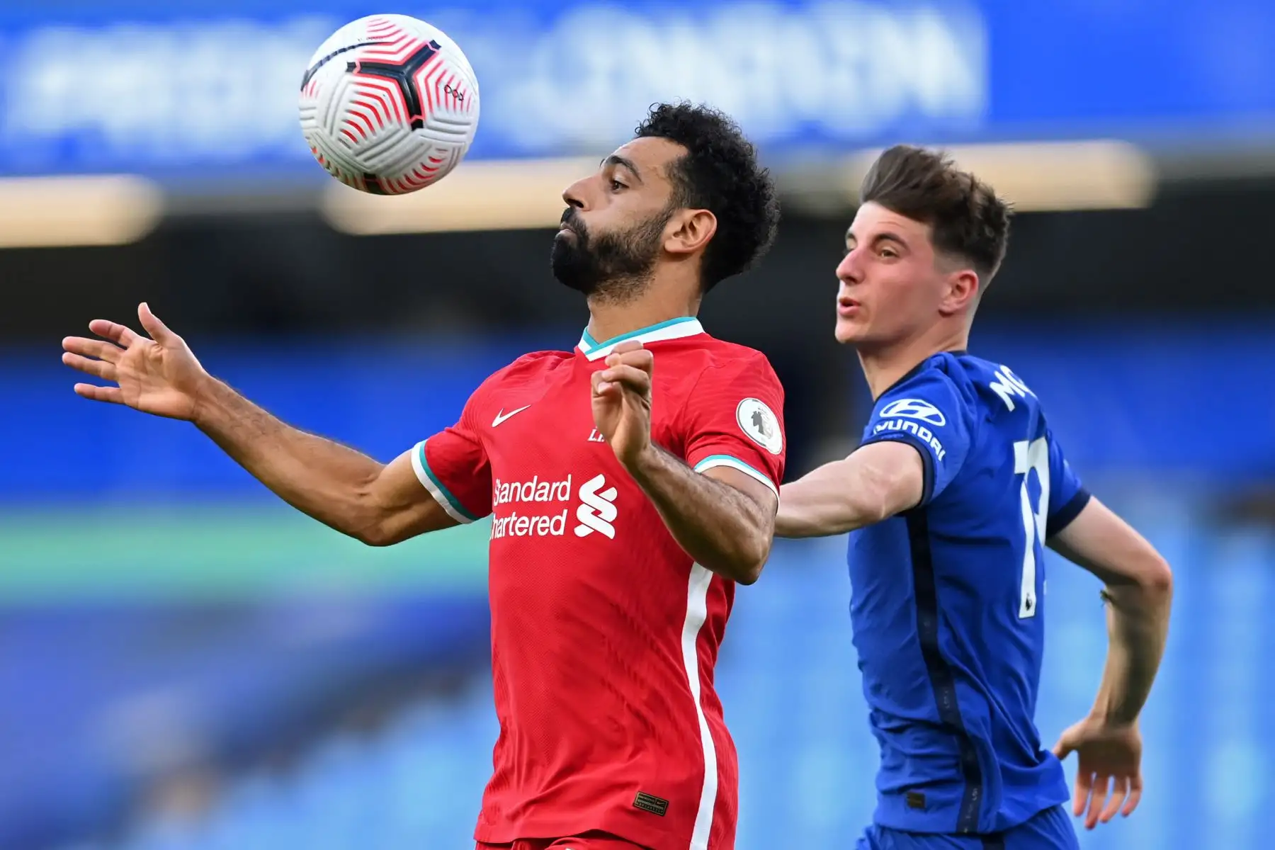 El mediocampista egipcio de Liverpool, Mohamed Salah, compite con el mediocampista inglés de Chelsea, Mason Mount, durante el partido de fútbol de la Premier League. Foto: AFP