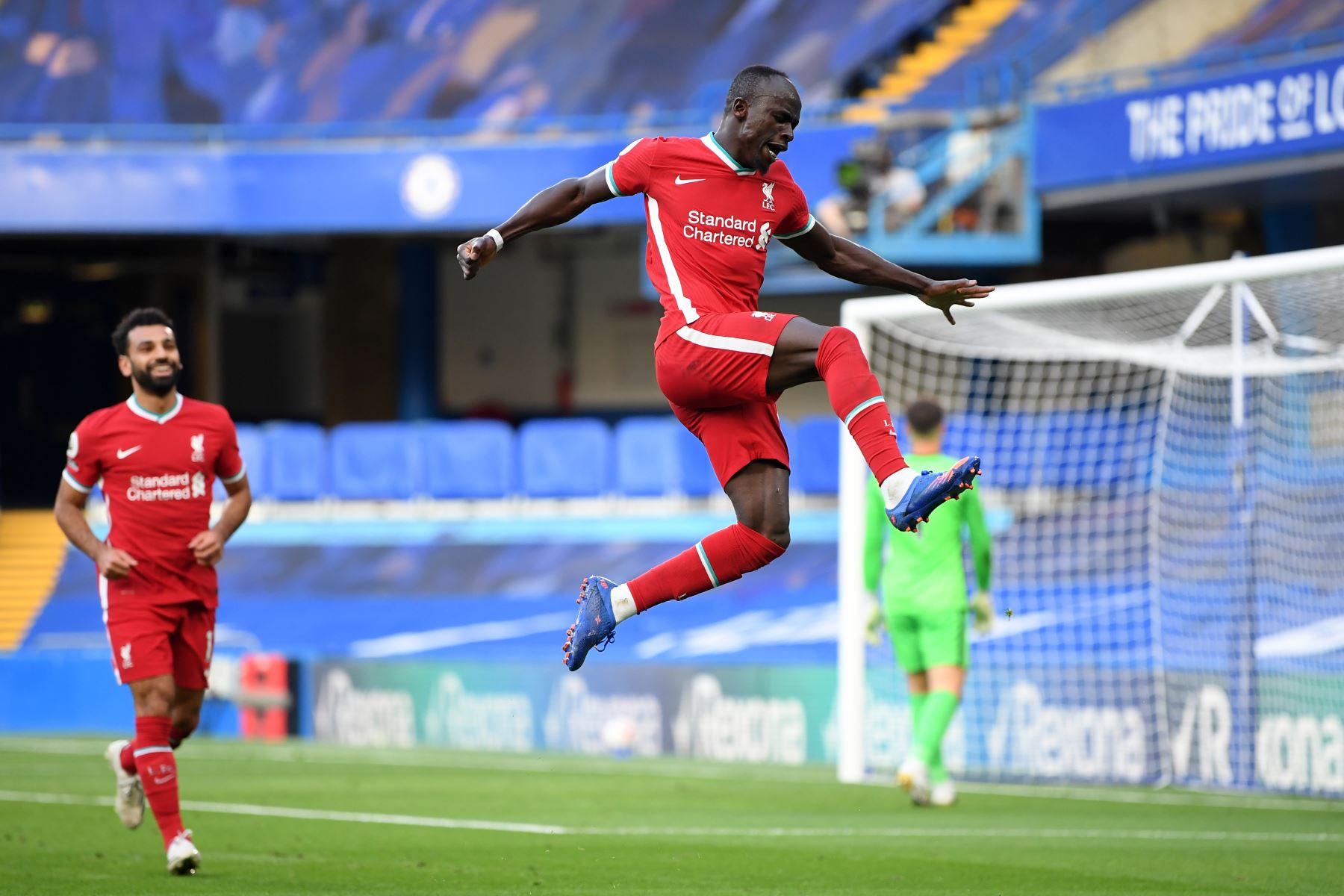 El delantero senegalés de Liverpool, Sadio Mane, celebra después de anotar su segundo gol durante el partido de fútbol de la Premier League inglesa. Foto: AFP