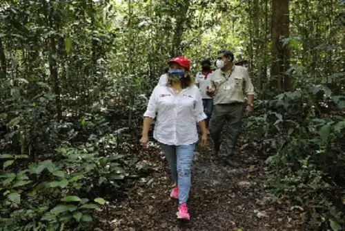 Ministra Rocío Barrios se reunió con autoridades regionales, locales y empresarios de Loreto para coordinar acciones ante un futuro arribo de visitantes.