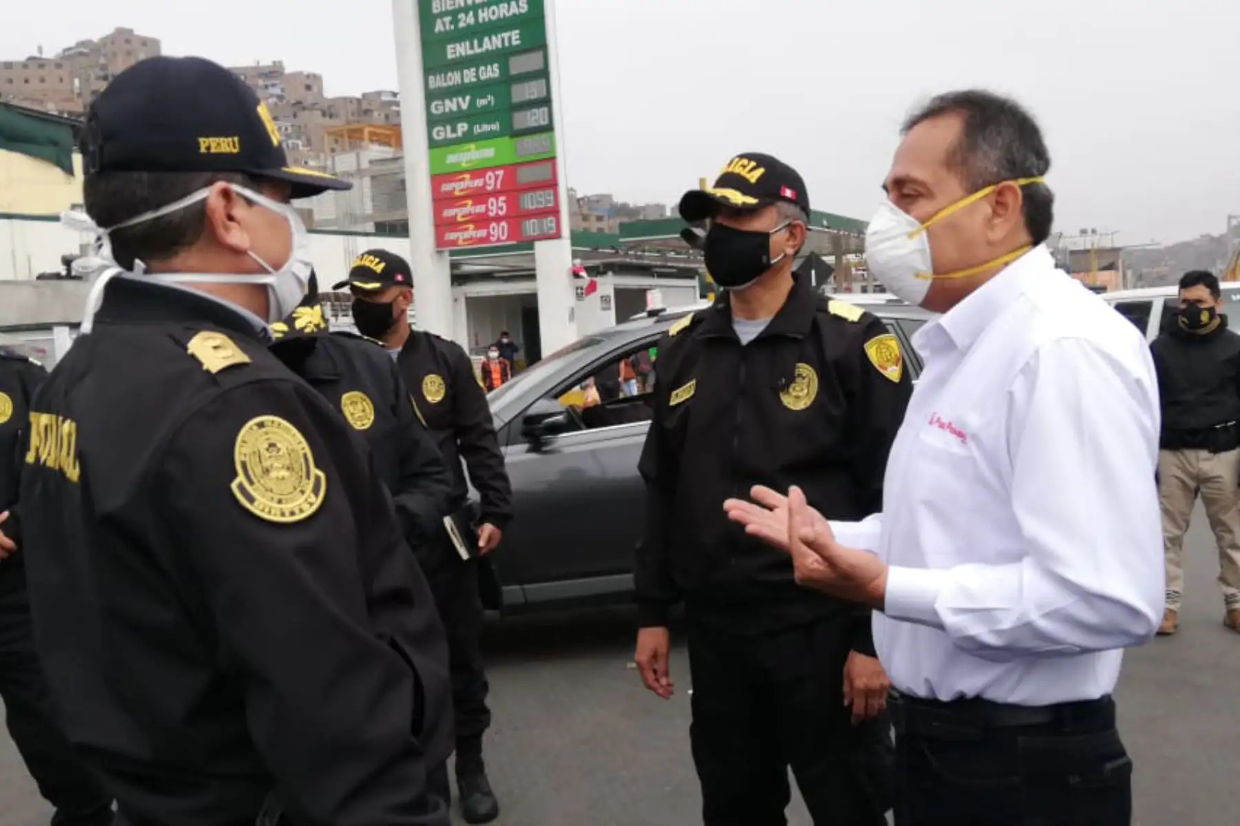 El ministro del Interior, César Gentille, supervisa las acciones de control vehicular el la capital tras levantamiento de la inmovilización social obligatoria de los domingos. Foto: ANDINA/Mininter
